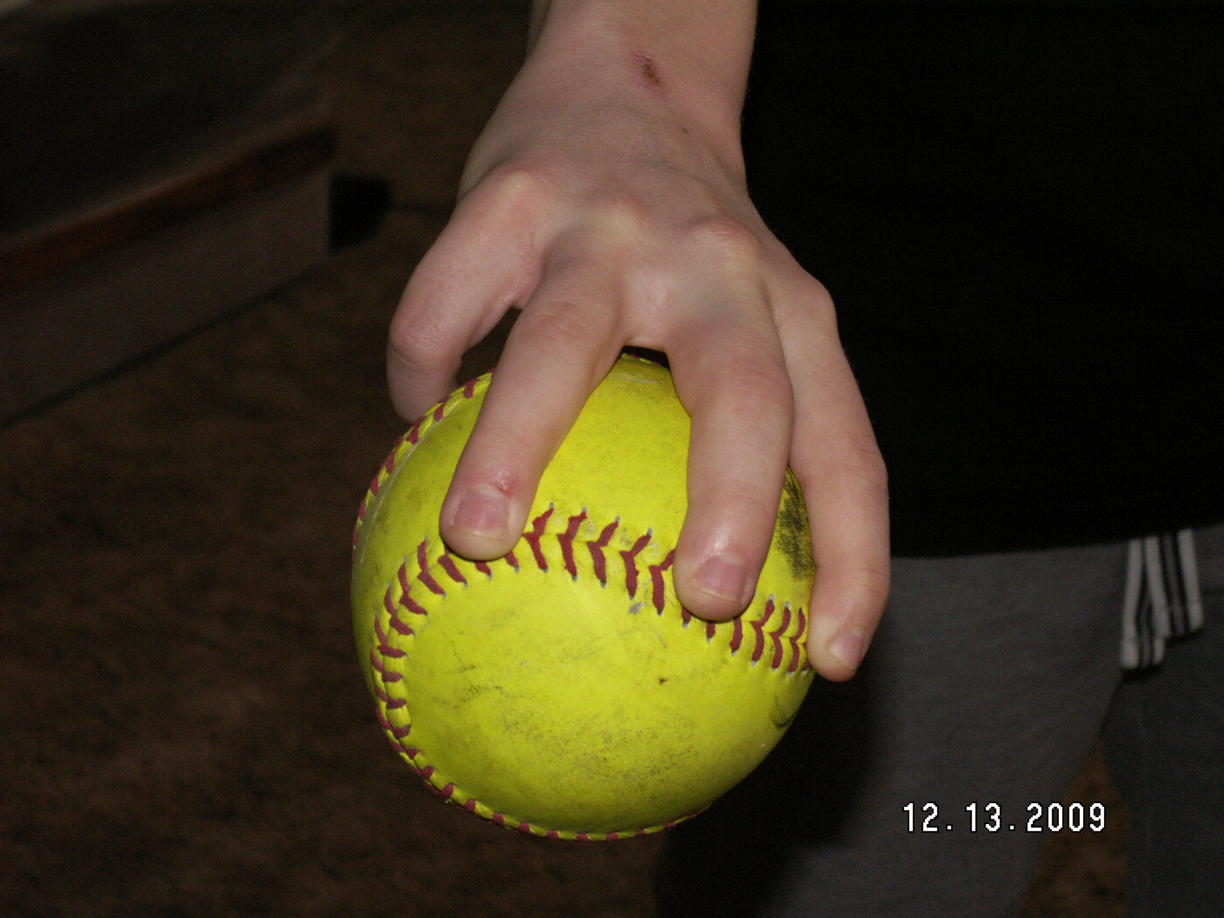 How to Throw and Catch a Softball 12 Steps (with Pictures