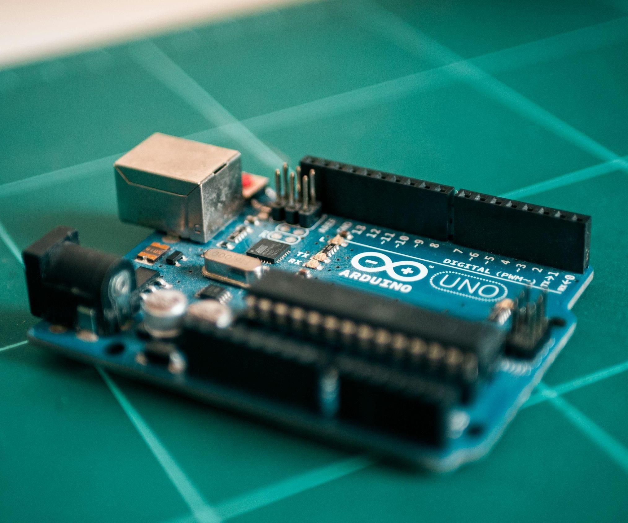 Arduino Distance Detector Using LED'S, Button, 4 LED 7 Segment and Servo Motor
