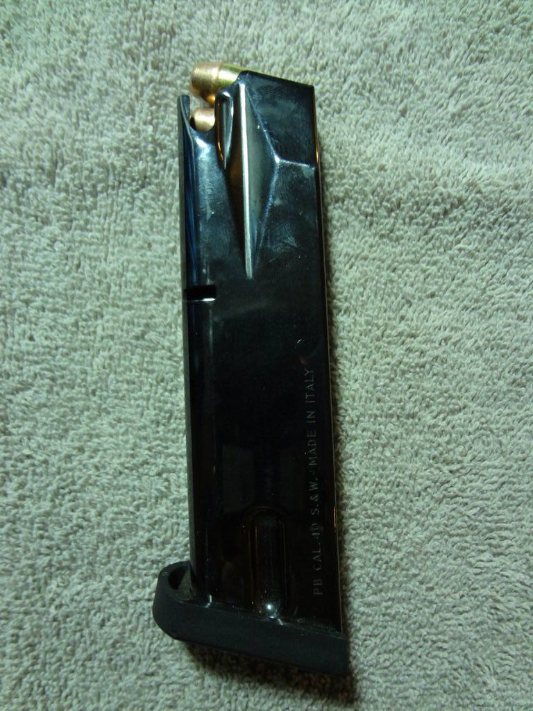 How to Load and Fire a .40 Caliber Pistol : 10 Steps - Instructables