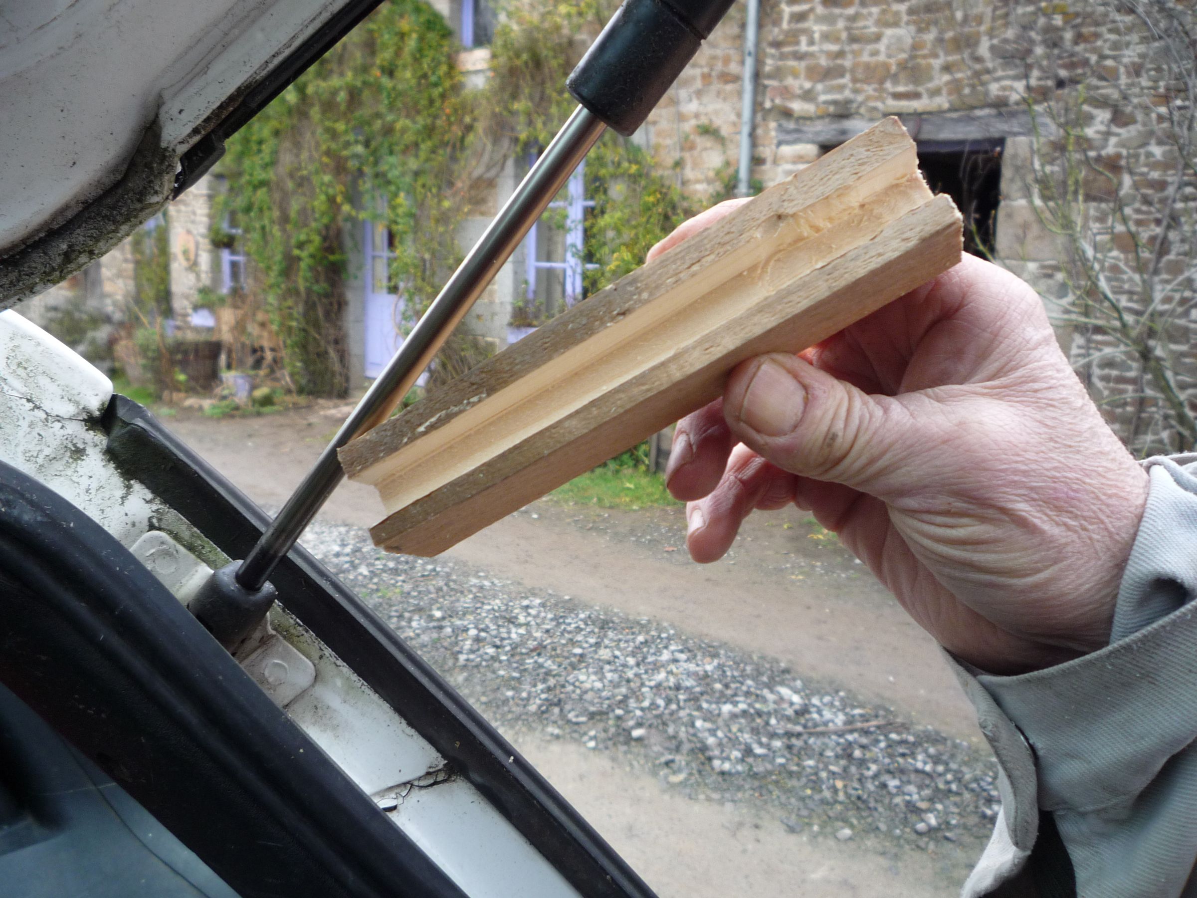 Pallet Wood for Car Repair Tail Gate Gas Strut Fail (with Pictures