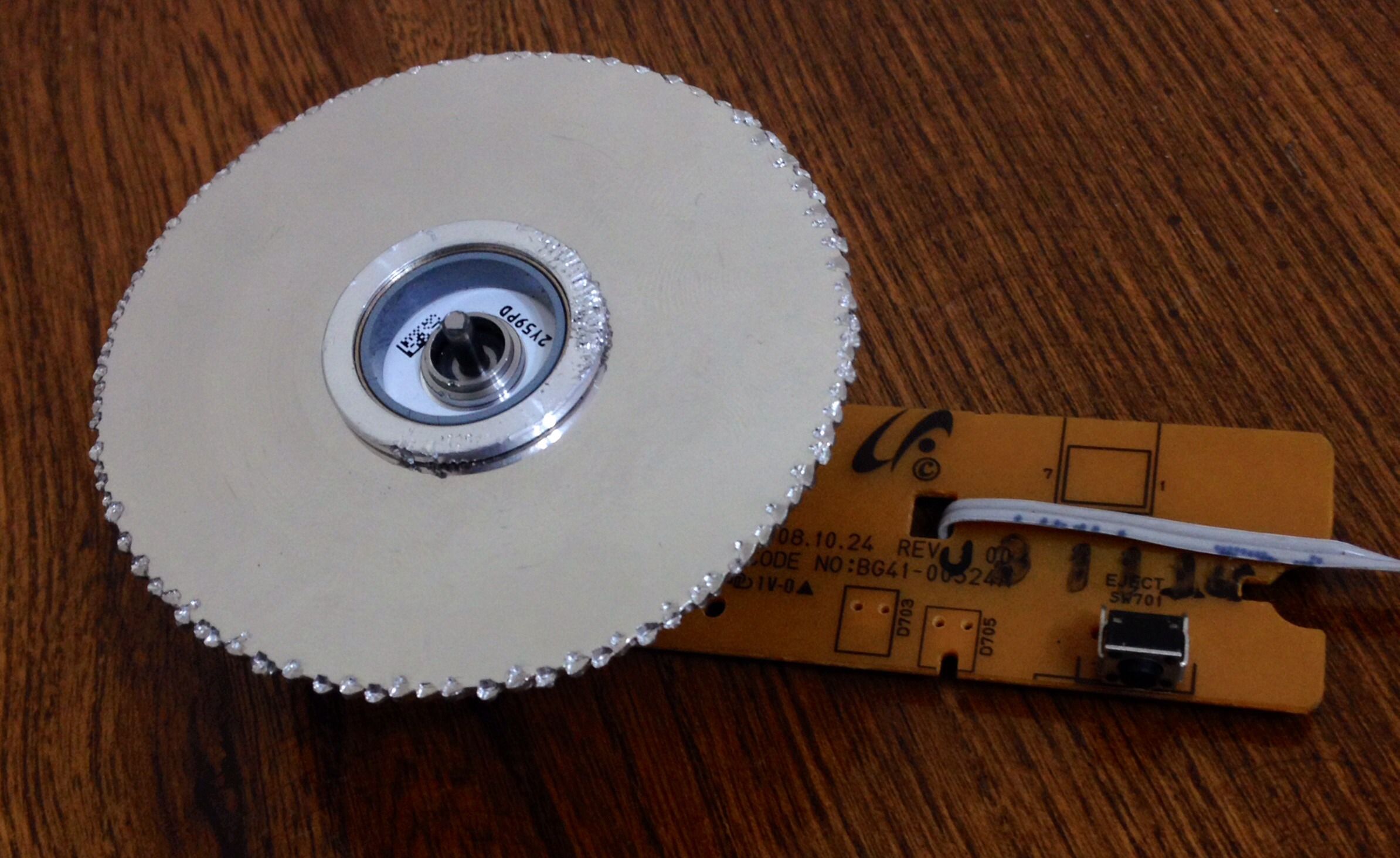 Simple Circular Saw with Hard disk Platter and CDRom DC-Motor