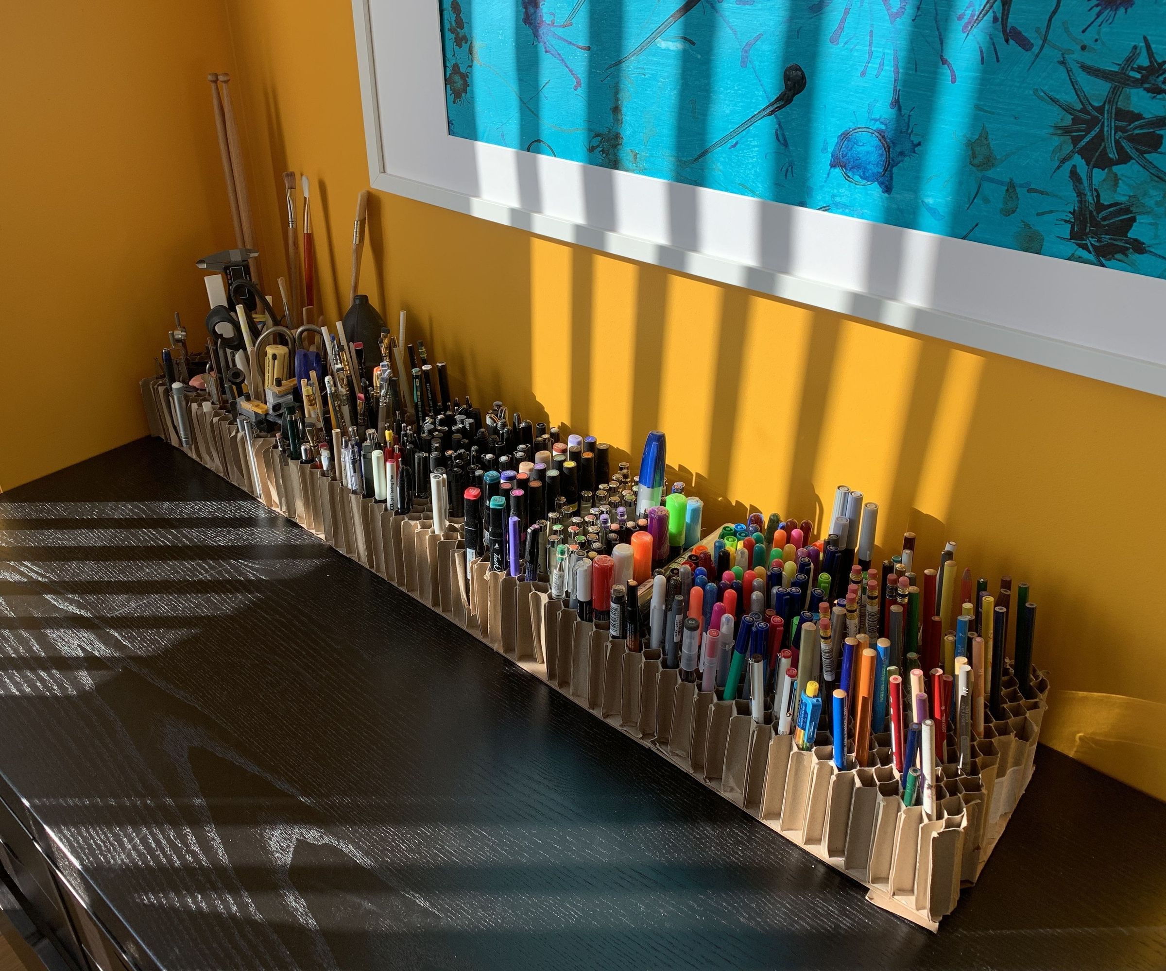 GIGANTIC HONEYCOMB PACKAGING PEN HOLDER