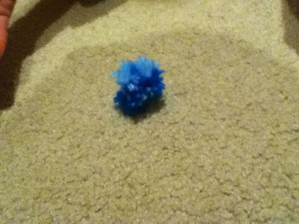 How to Make: EASY POMPOMS WITH a DINNER FORK