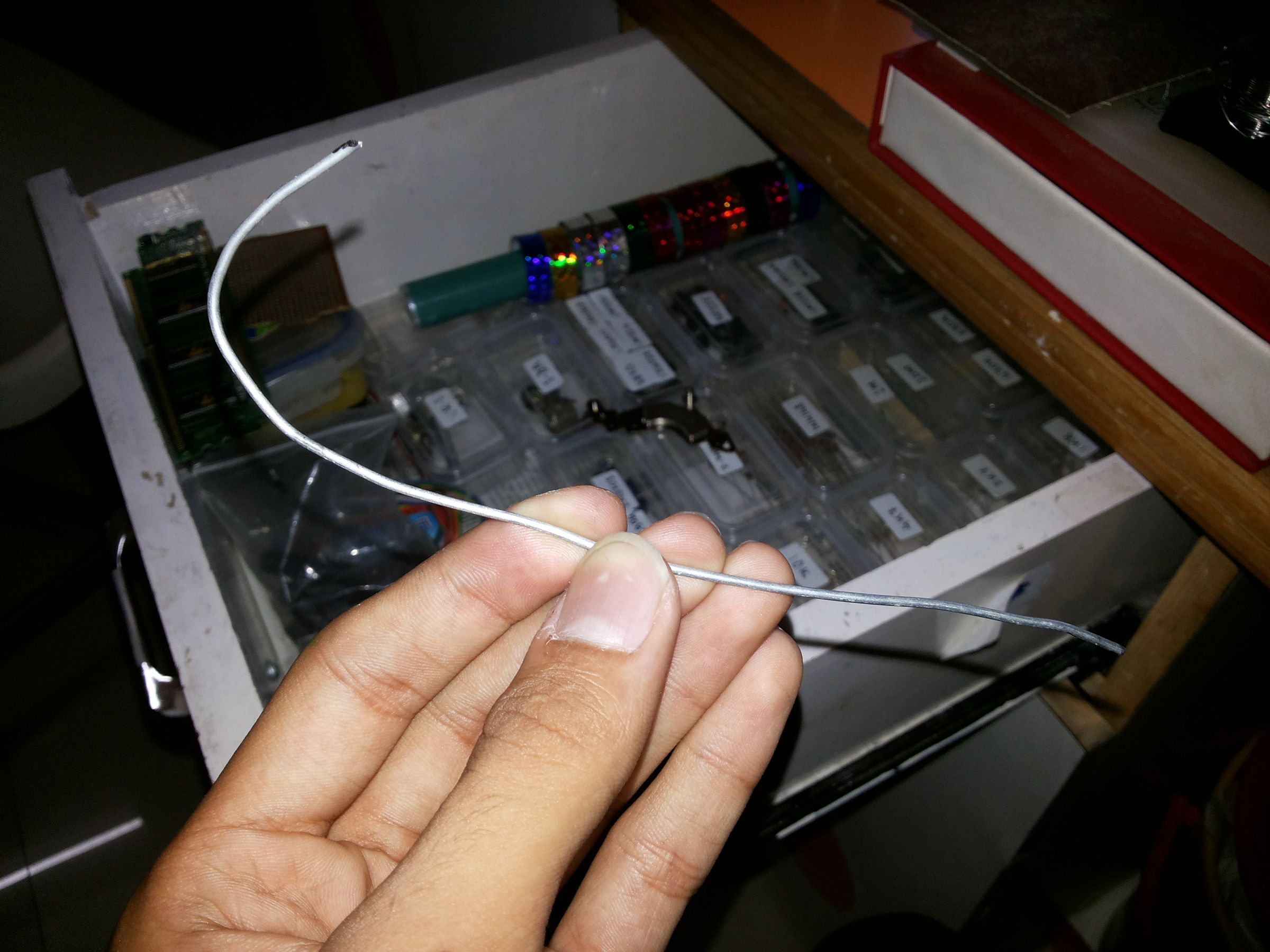 Make a Super Music System From a Old Dead I Pod (with Table Lamp) 7