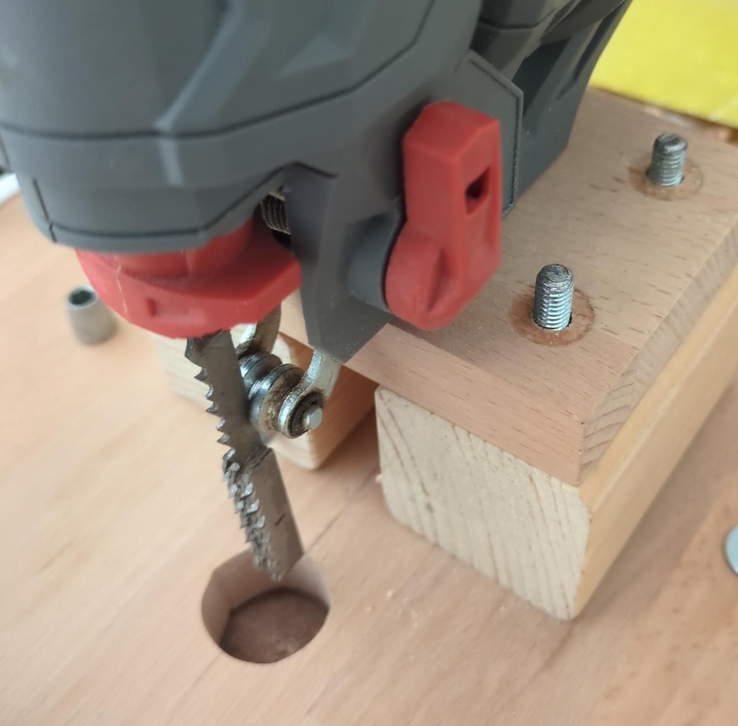 Mount the Jigsaw on the Bench