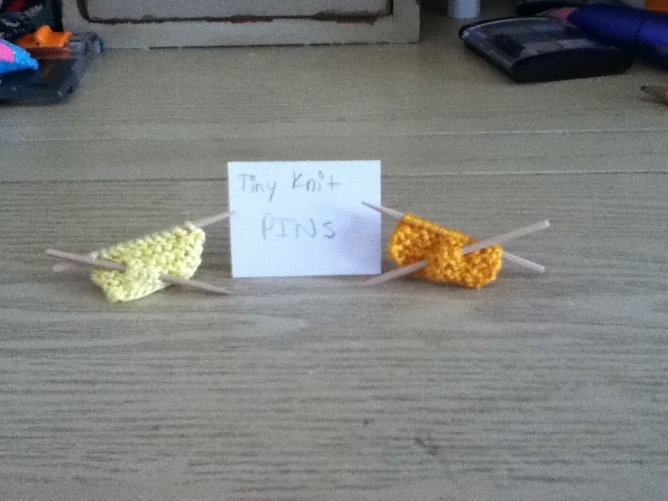 Mini Knit Lovers Pin