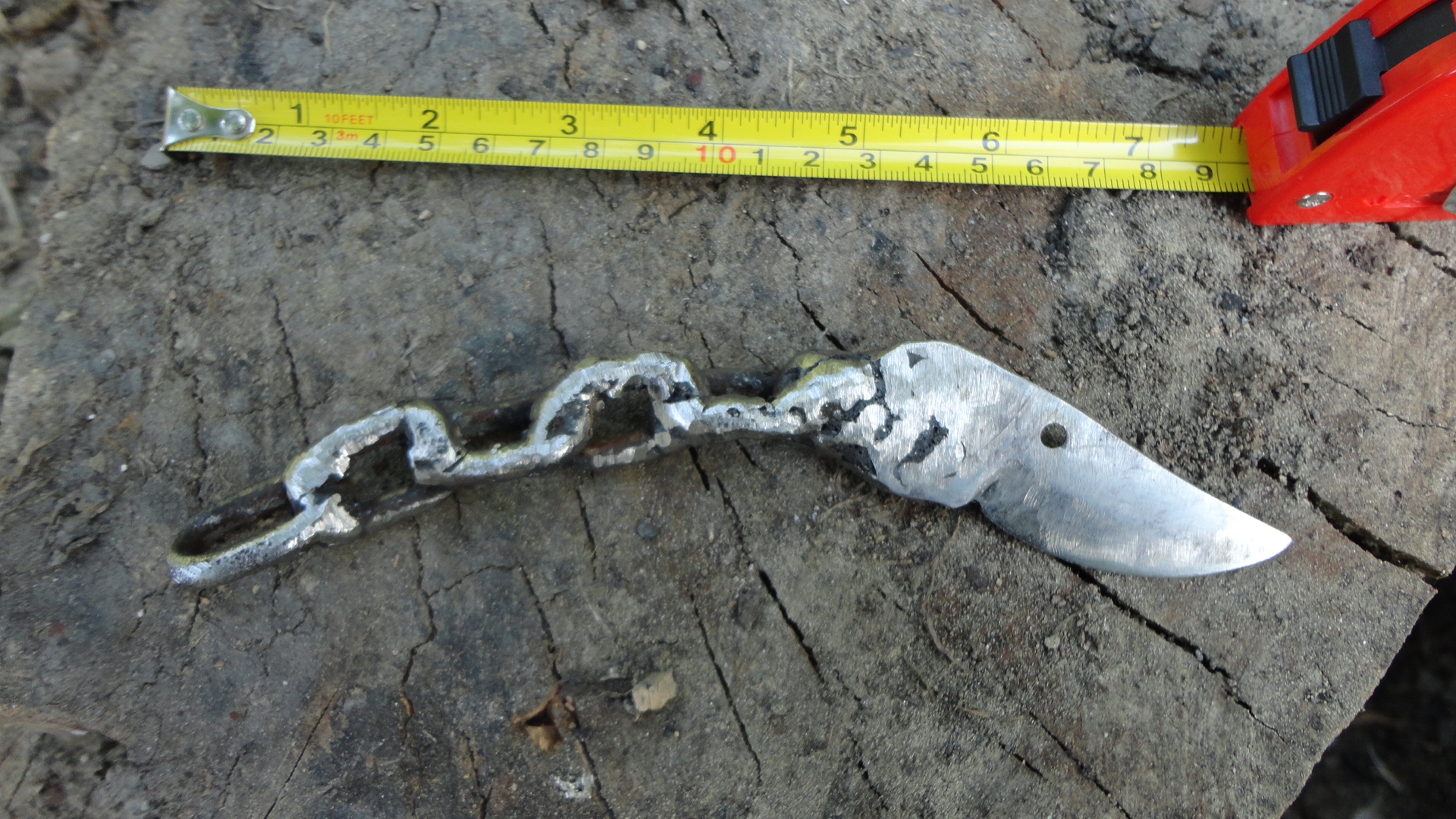 How to Make a Survival Knife From a Chain and Hand Pruners (welding)