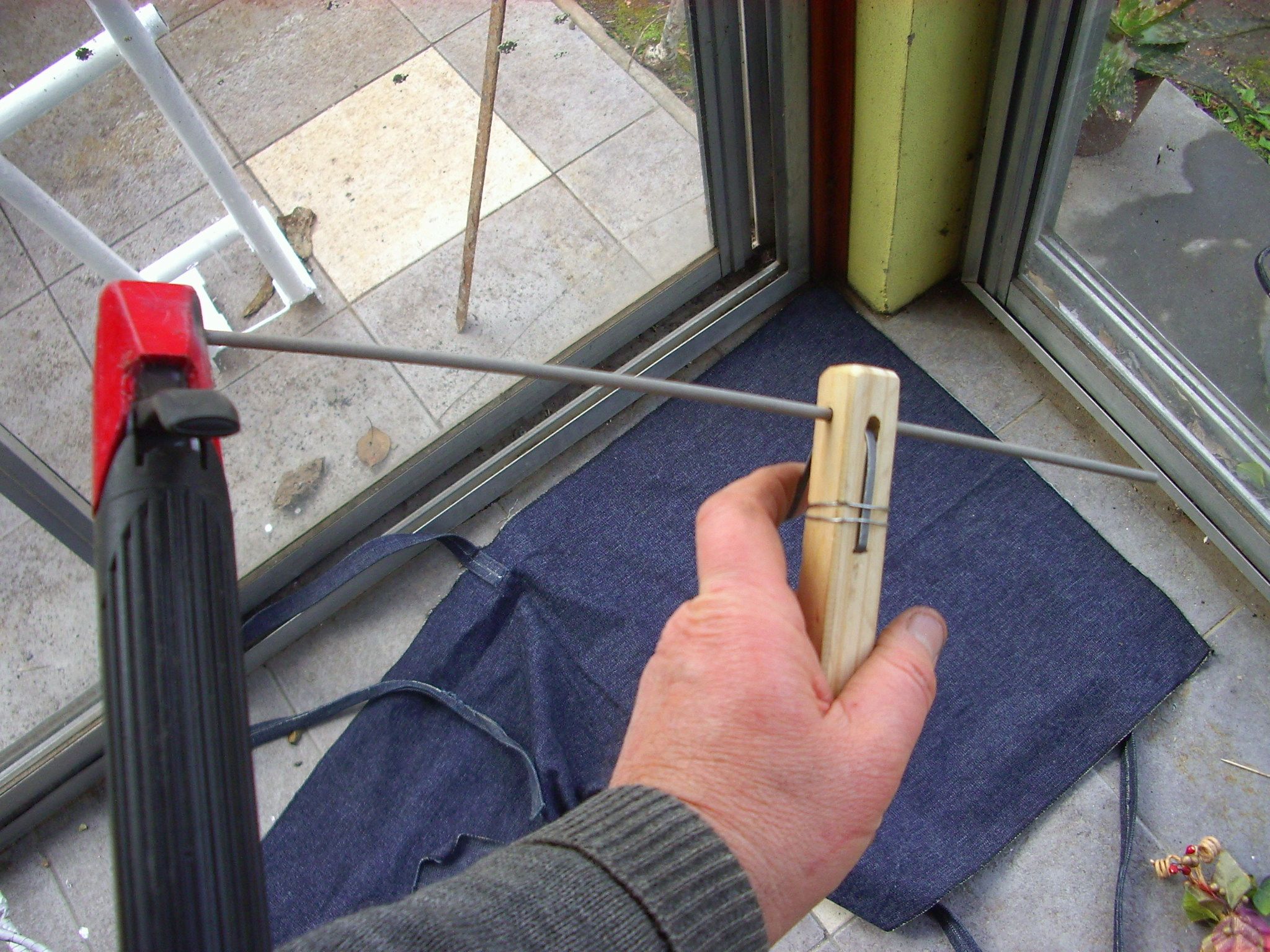 Easy, Useful, 5 Minutes, Free, Stick-welding Tool (fýcil, Ýtil, 5 Minutos, Gratuita, Herramienta Para Soldadura Elýctrica)