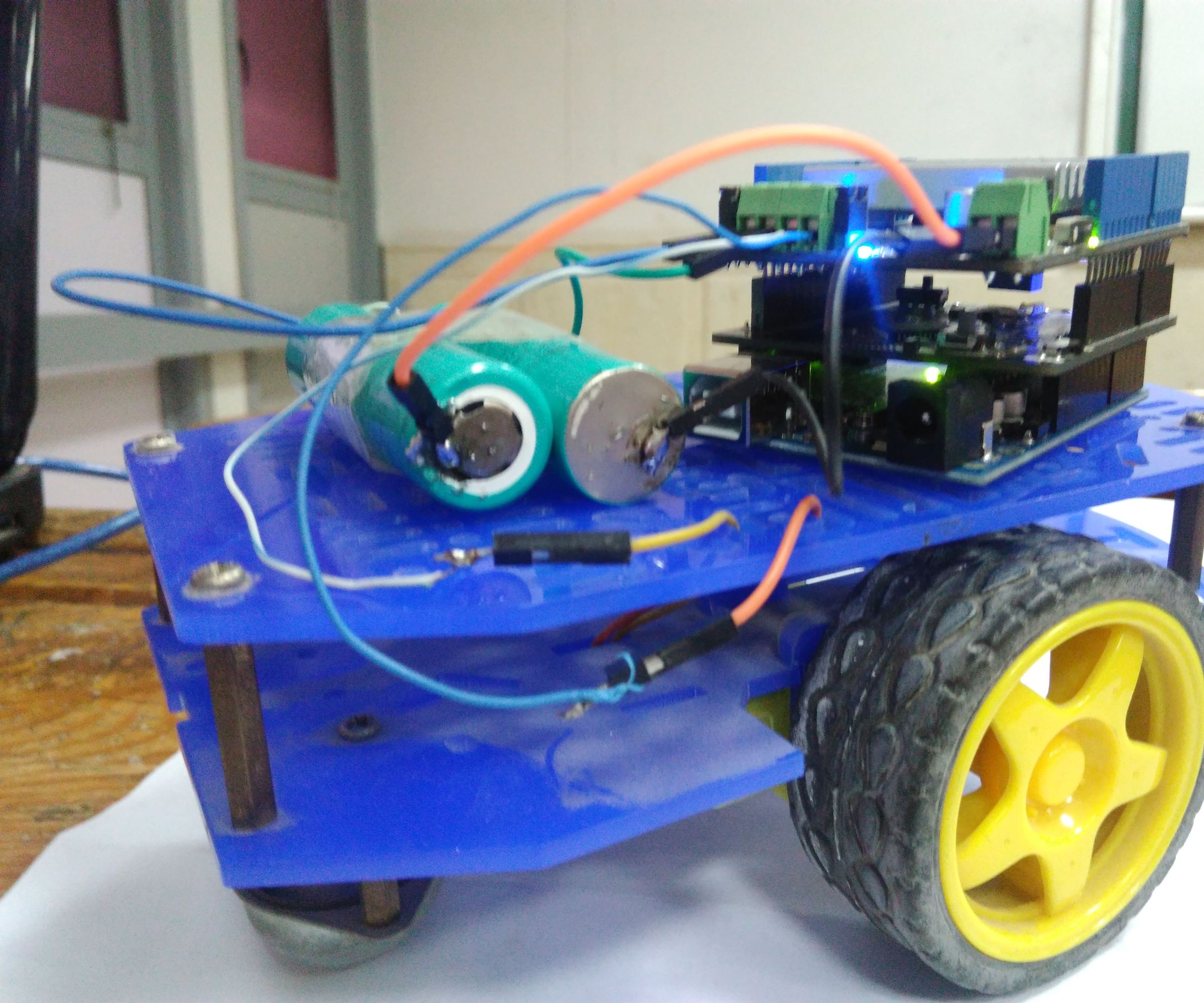 Wireless robot controlled by pointing with your smartphone or by Voice Recognition