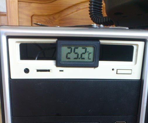 Computer case thermometer