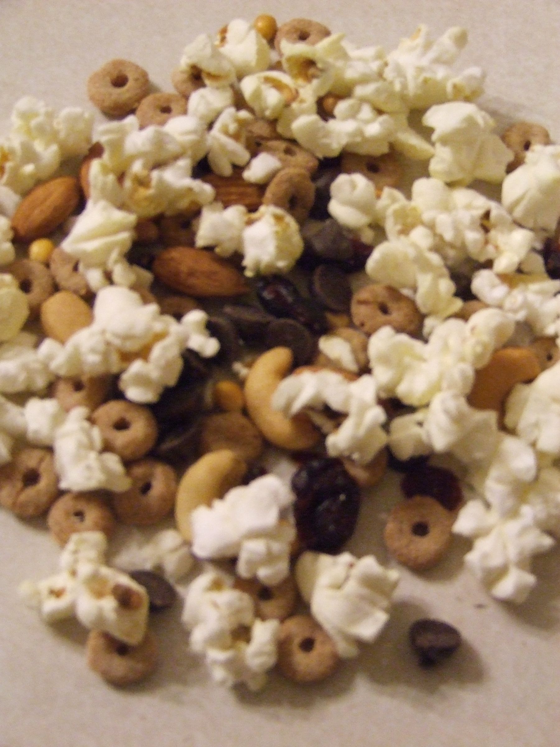 Crunchy, Salty, Sweet and Low-calorie Snack Mix