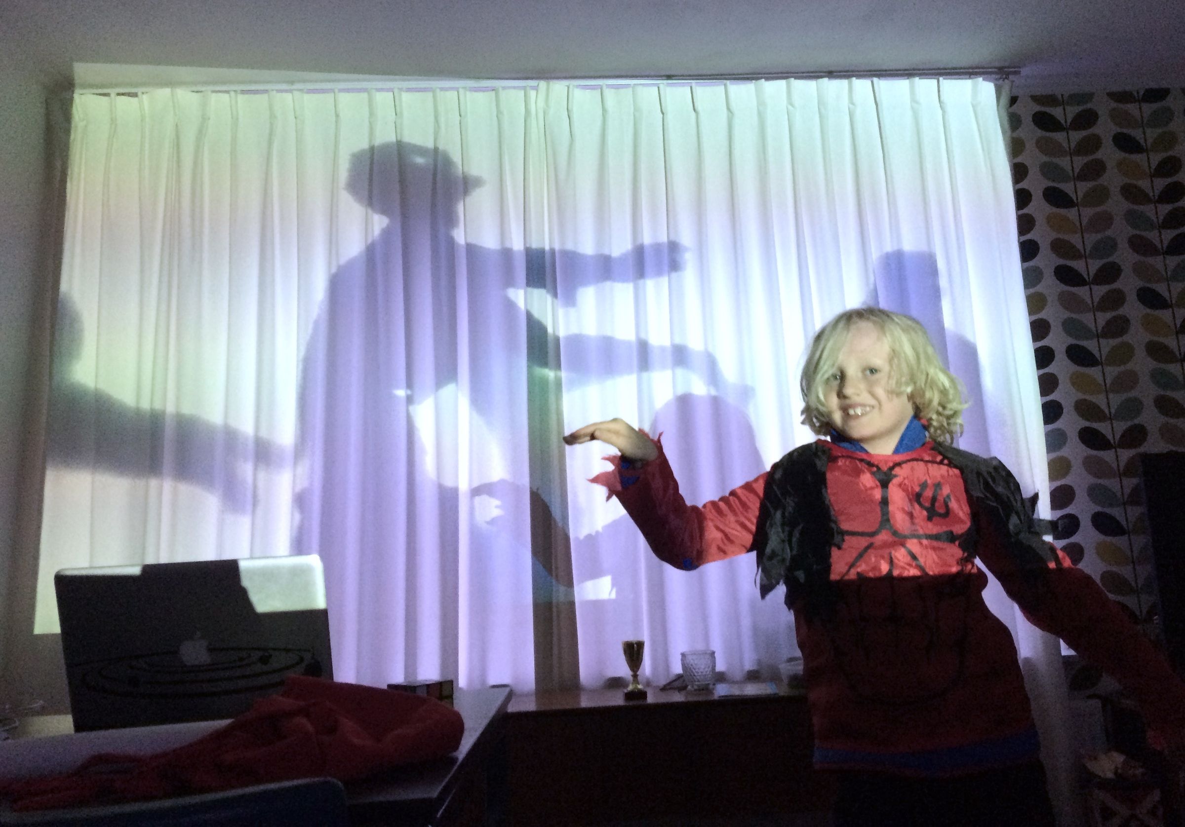 Zombie Infested House (Using Only a Projector!) 3 Steps (with