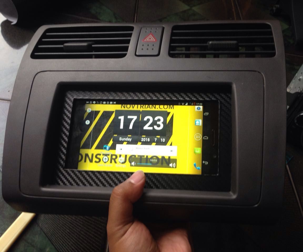 Android Kitkat Tablet/Phone Built in Car's Dashboard