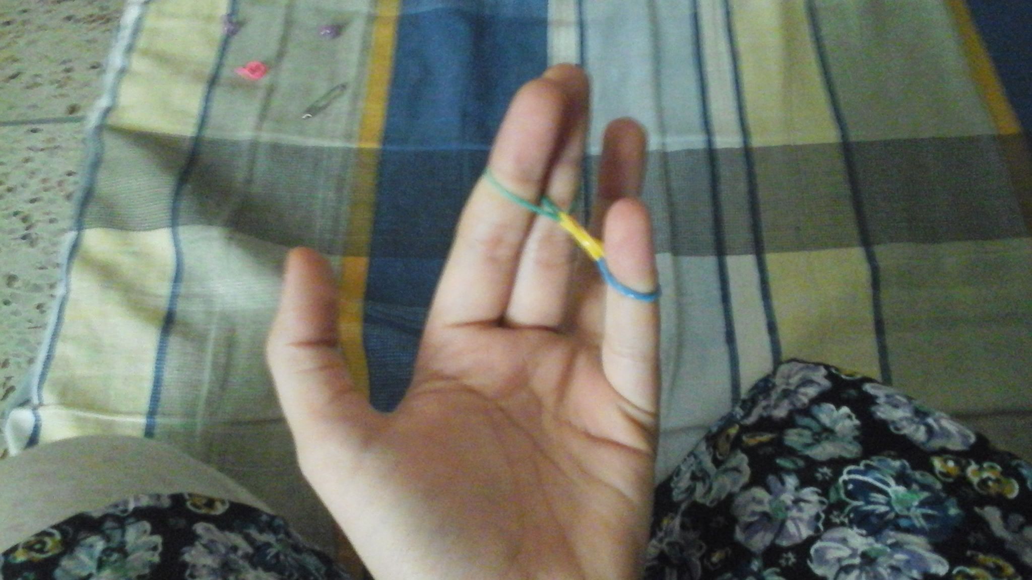 Loom Band Bracelet Using Fingers : 6 Steps Instructables