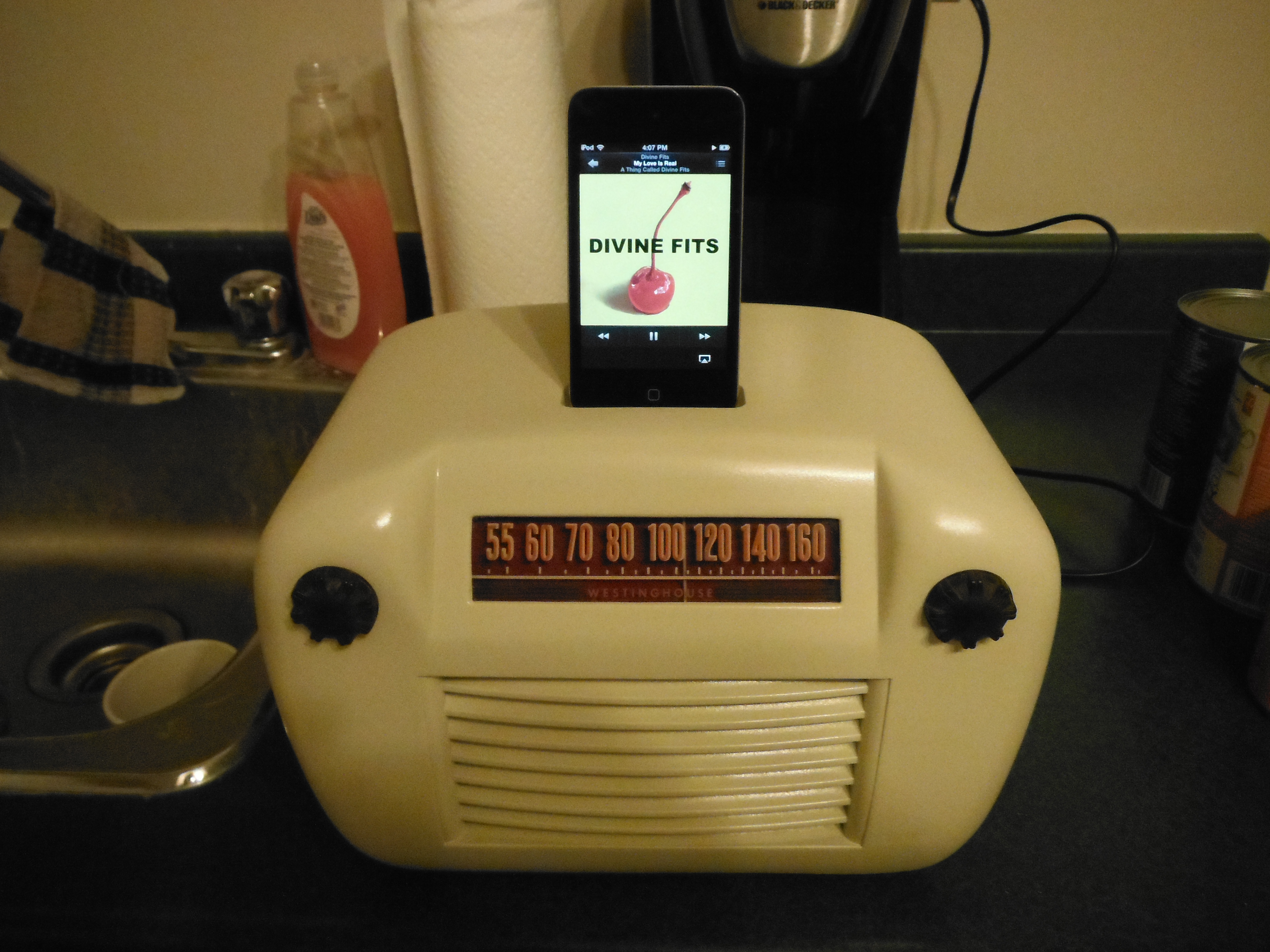 Turn a Vintage Radio Into an IPod Dock