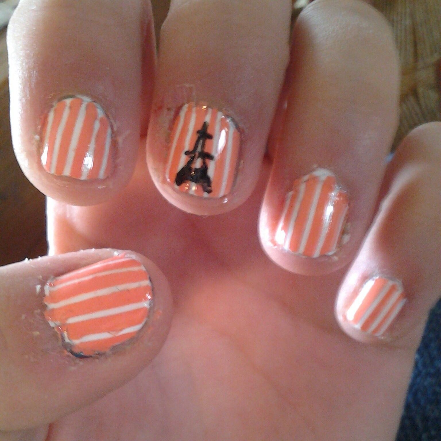 Eiffel Tower Nails (Stripes)