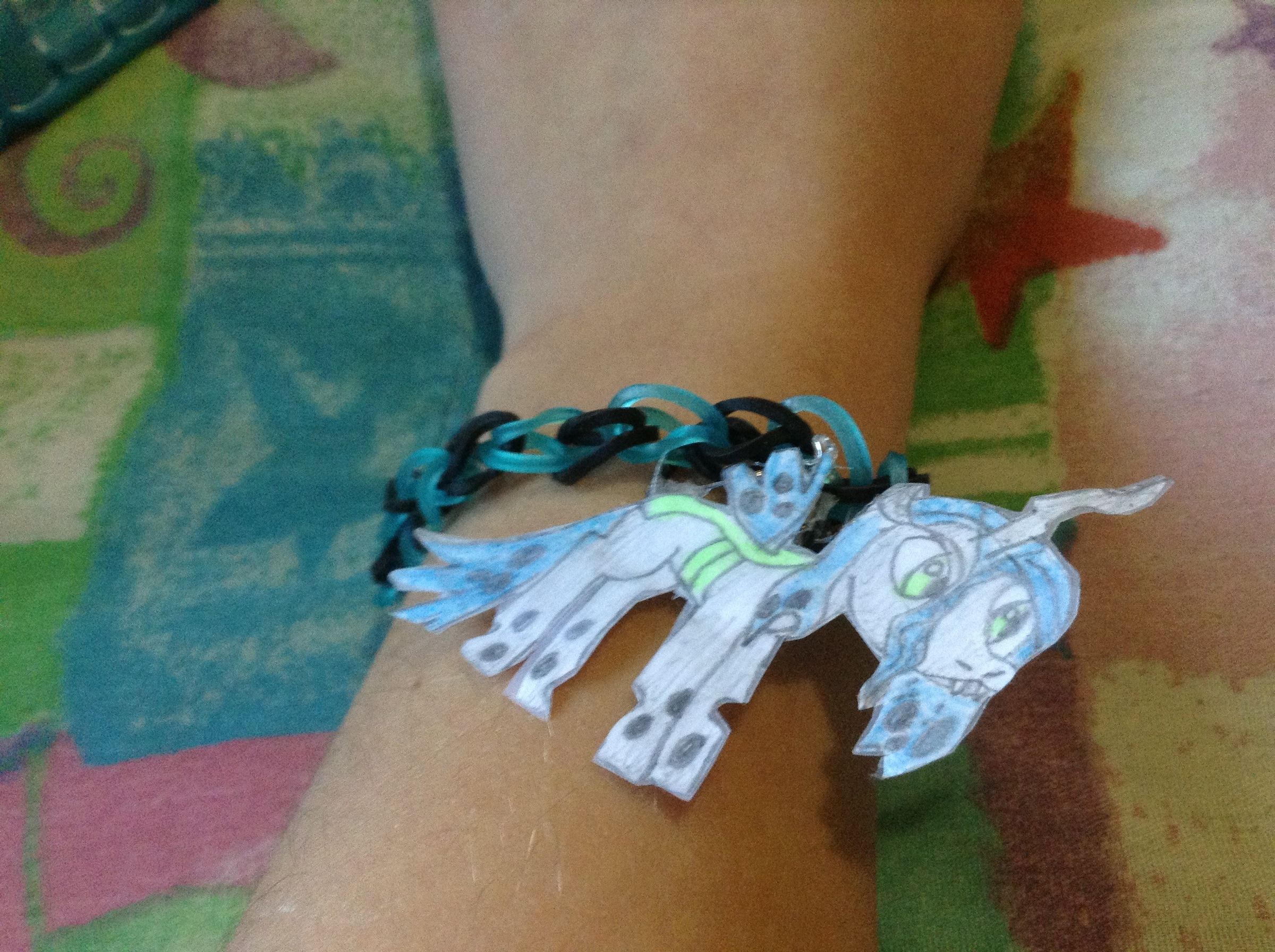 How to Make a Single Bracelet on the Rainbow Loom and a Custom Charm