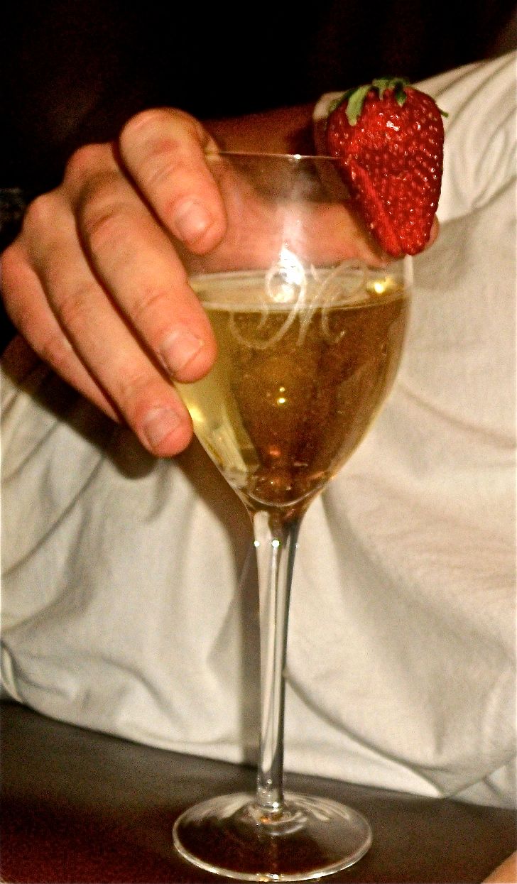 How to Create a Personalized Gift for Wine Lovers