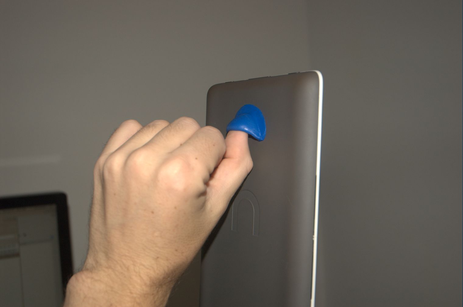 Make a thumb hanger for your nook with sugru
