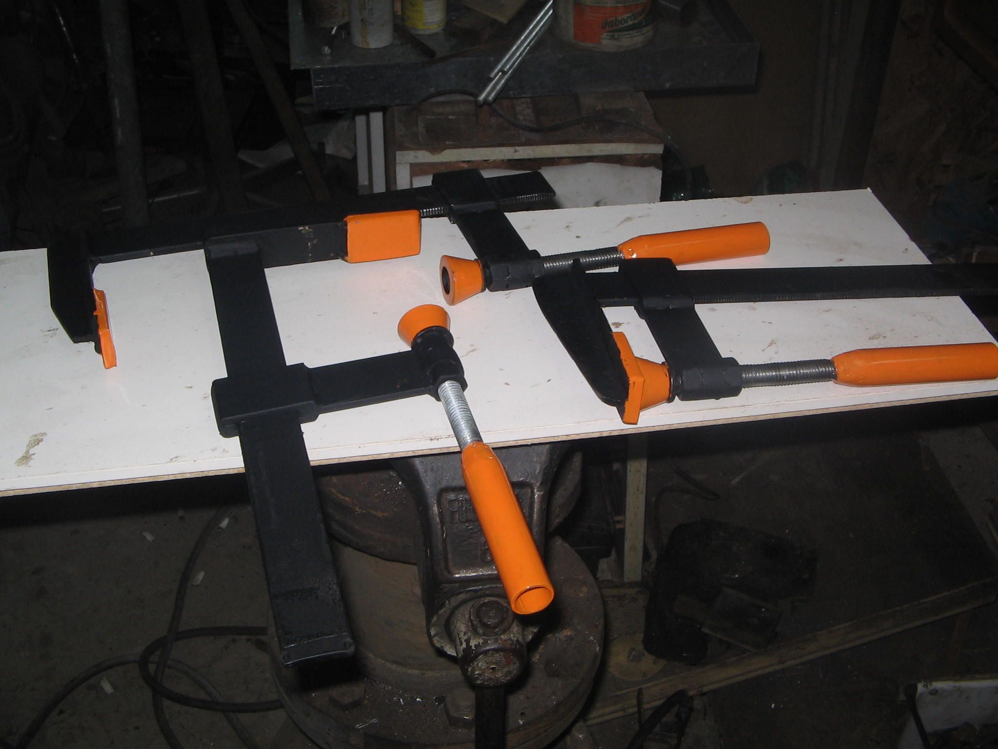 Grampos Feitos Com Sobra De Material.  Clamps Made ​​from Scrap Material.