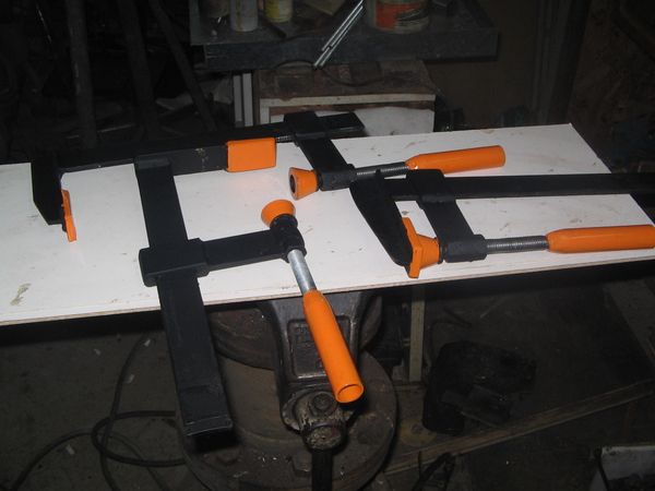 Grampos Feitos Com Sobra De Material. Clamps Made from Scrap Material.
