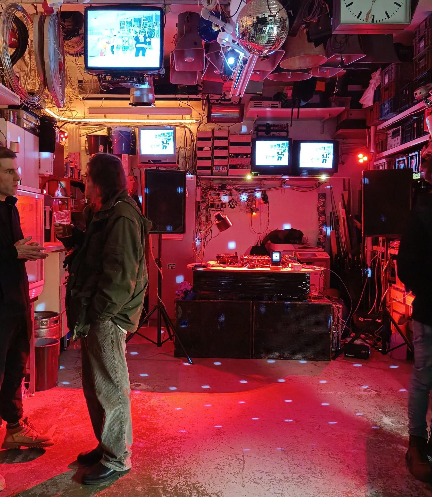 Lighting Up the Workshop for a Techno Party – CZ Jak Rozzářit Dílnu Na Techno Párty
