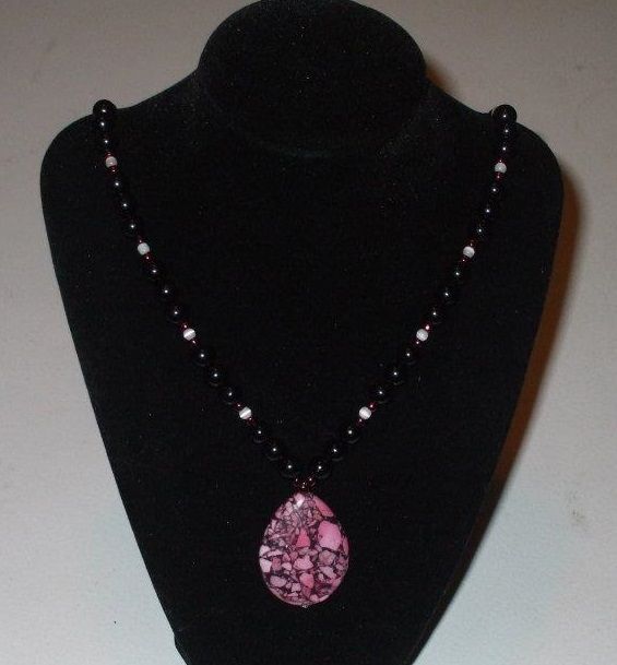 How to Create a Necklace With a Pendant