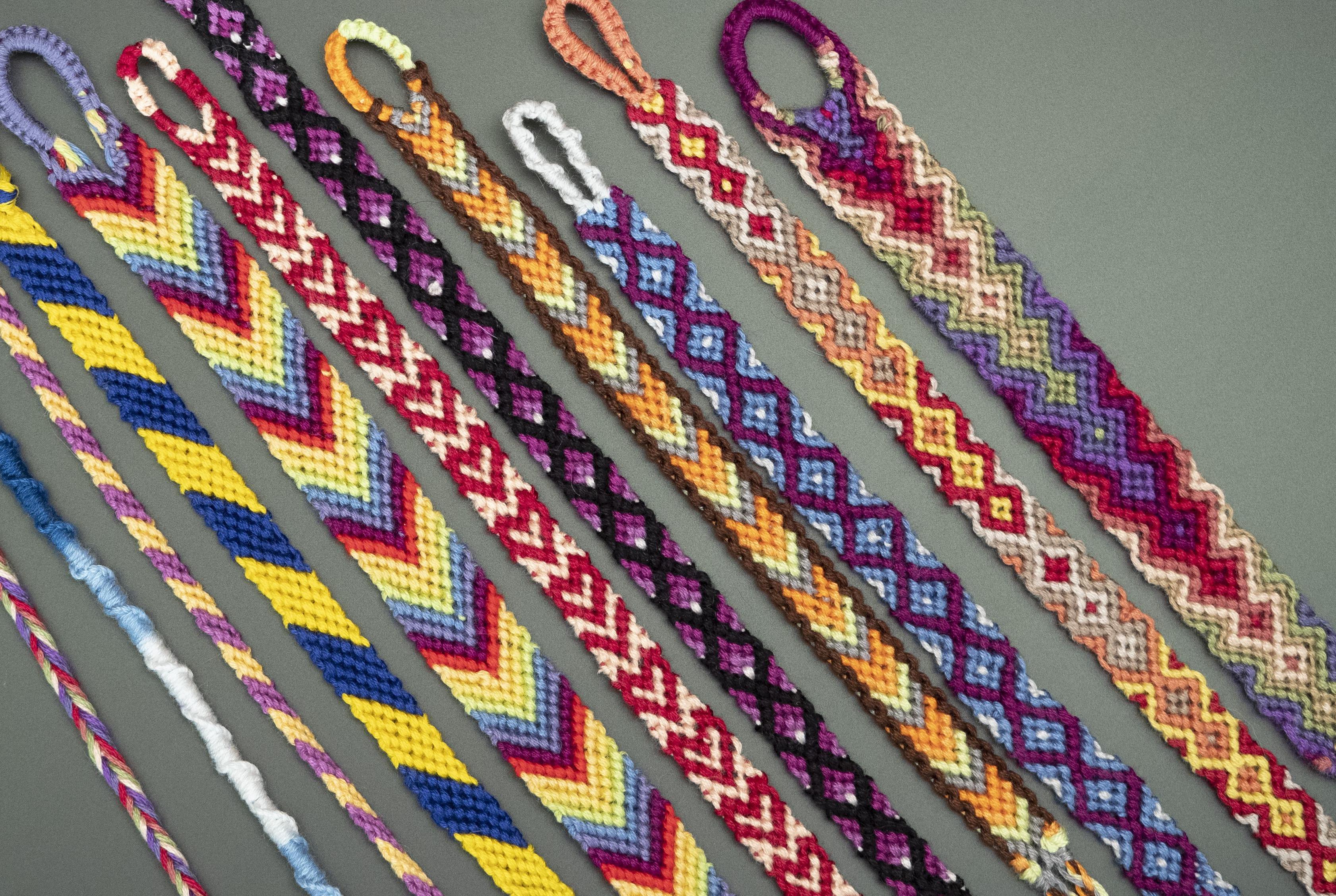 How to make Friendship Bracelets: 5 string bracelet tutorials