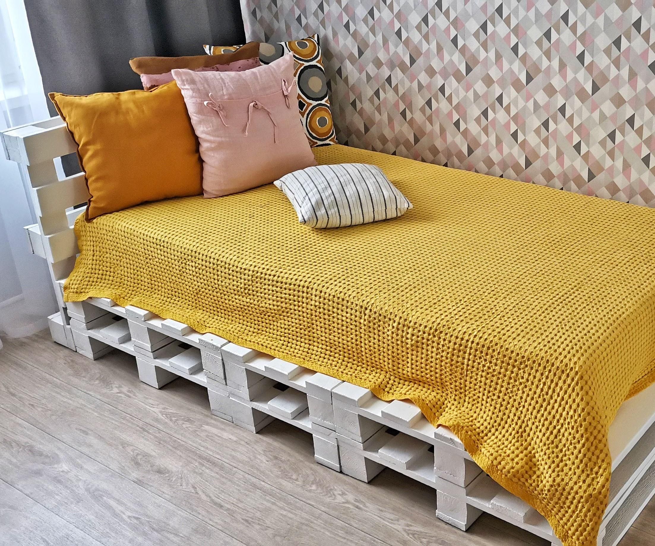 Verry Simple Bed Frame From Pallets