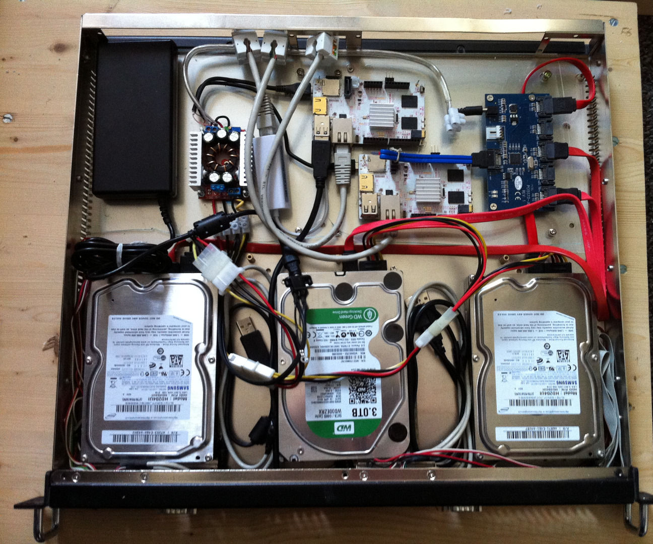 Low Power ARM Based File Server Using Up to 5 Desktop Harddisks.