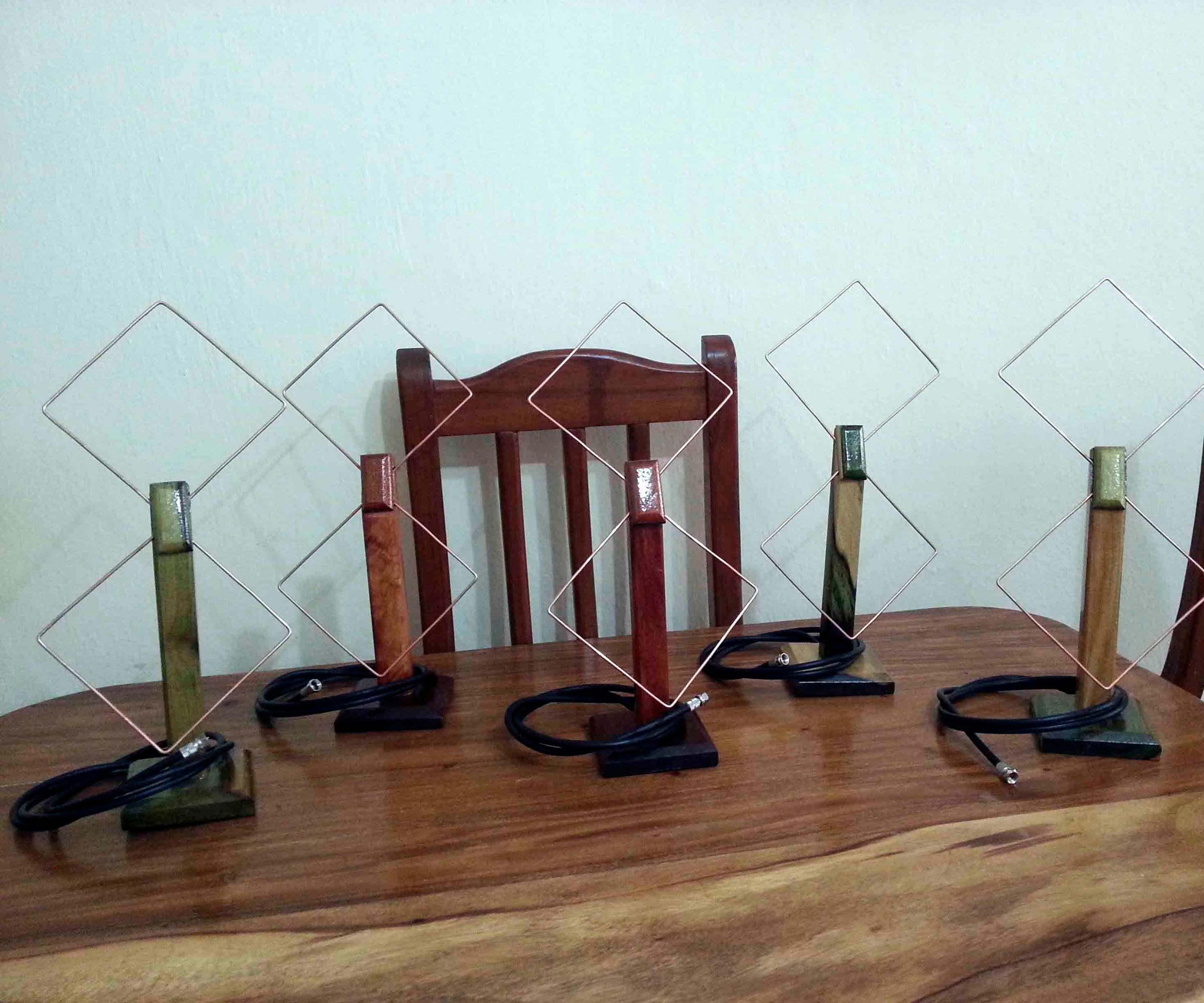 BIQUAD Indoor Antenna, Made of Copper and Wood for Reception of HDTV Channels in the UHF Band (CHANNELS 14-51)