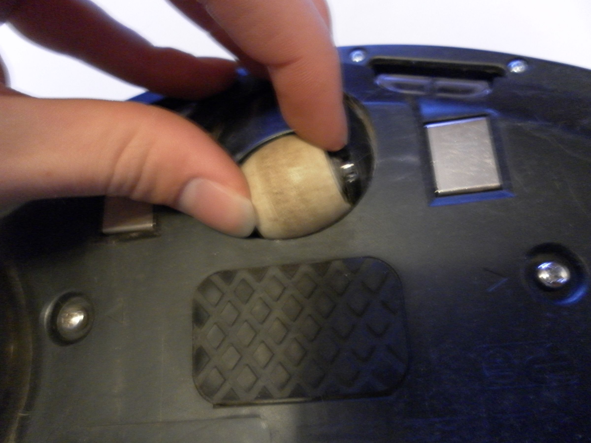 How to Clean a Roomba 5 Steps Instructables