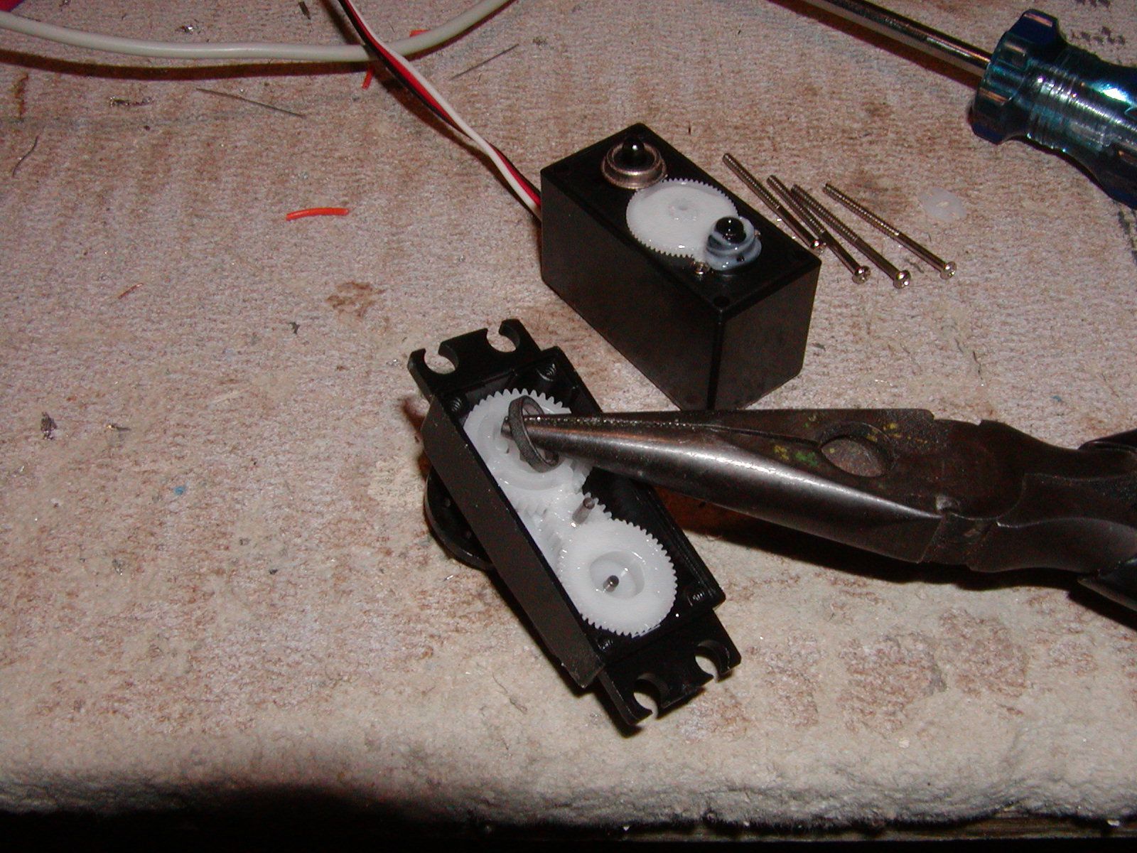 Modify a Futaba S3001 Servo for Continuous Rotation 4 Steps