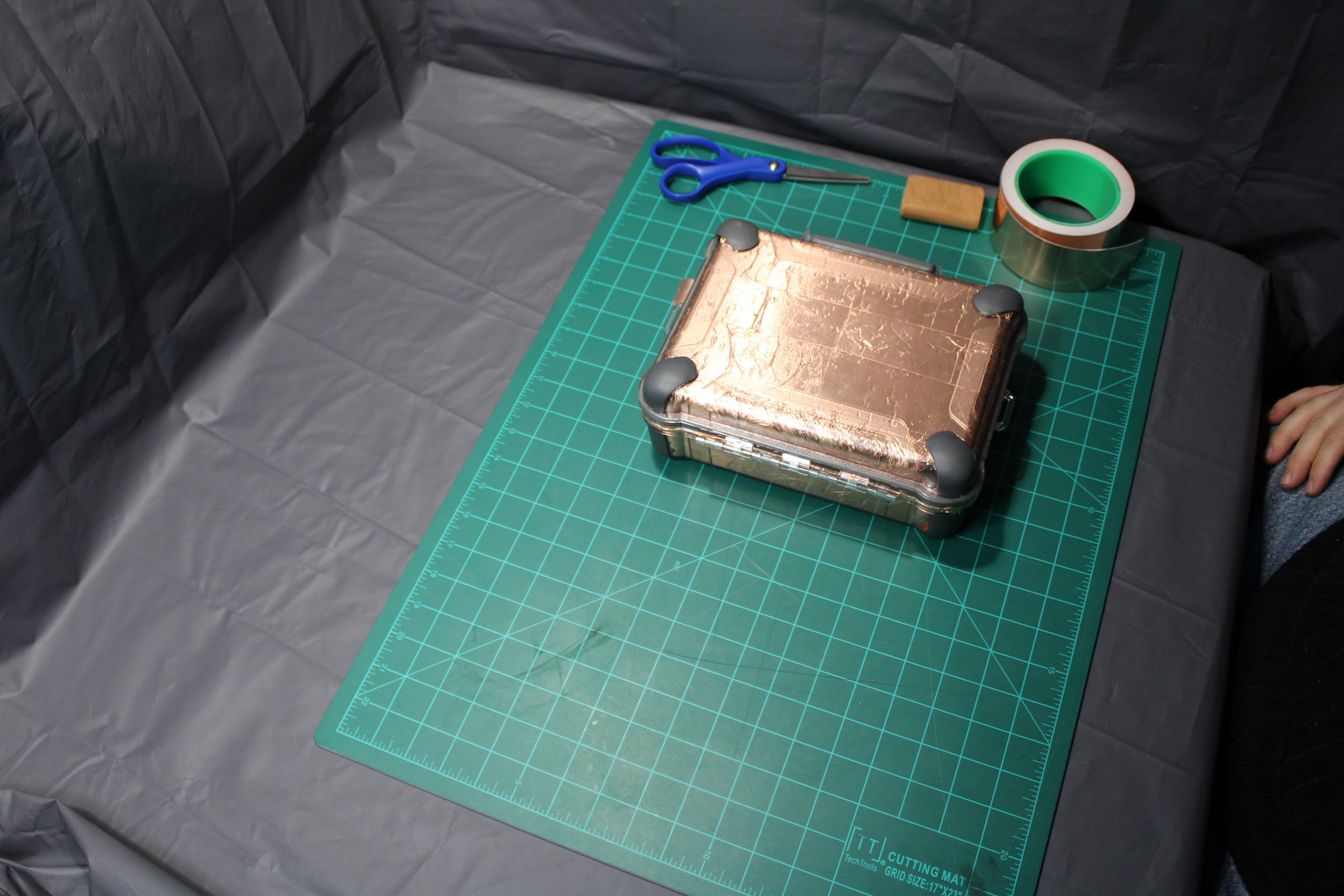 Cellphone Wireless Signal Blocking Box for Traveling Blocks Signals