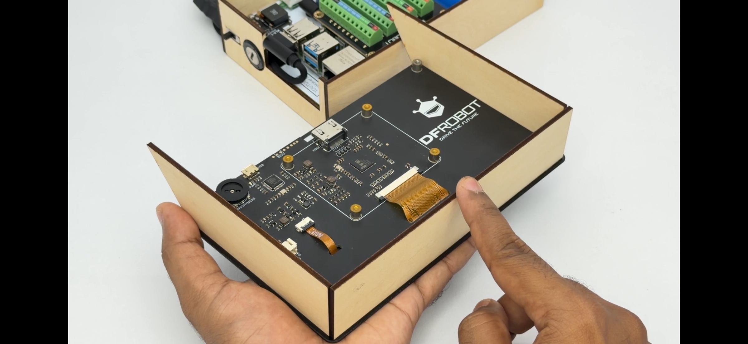 I Built a Portable Raspberry Pi Computer That Can Do Almost Everything ...