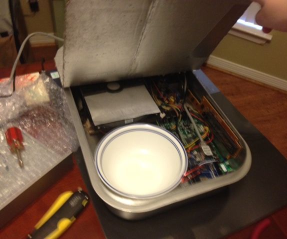 Closable Food Dish With Twitter Notification