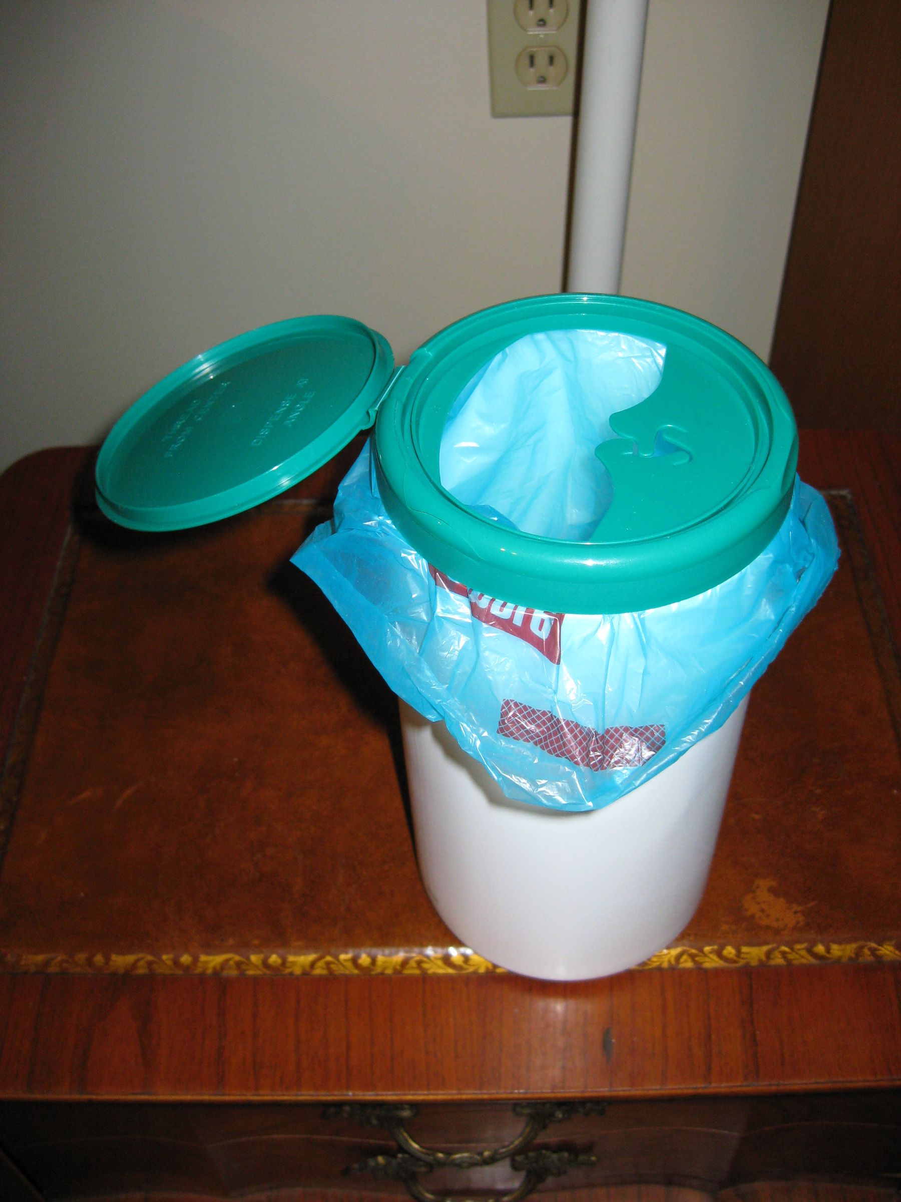 THE ONE MINUTE MINI GARBAGE CAN