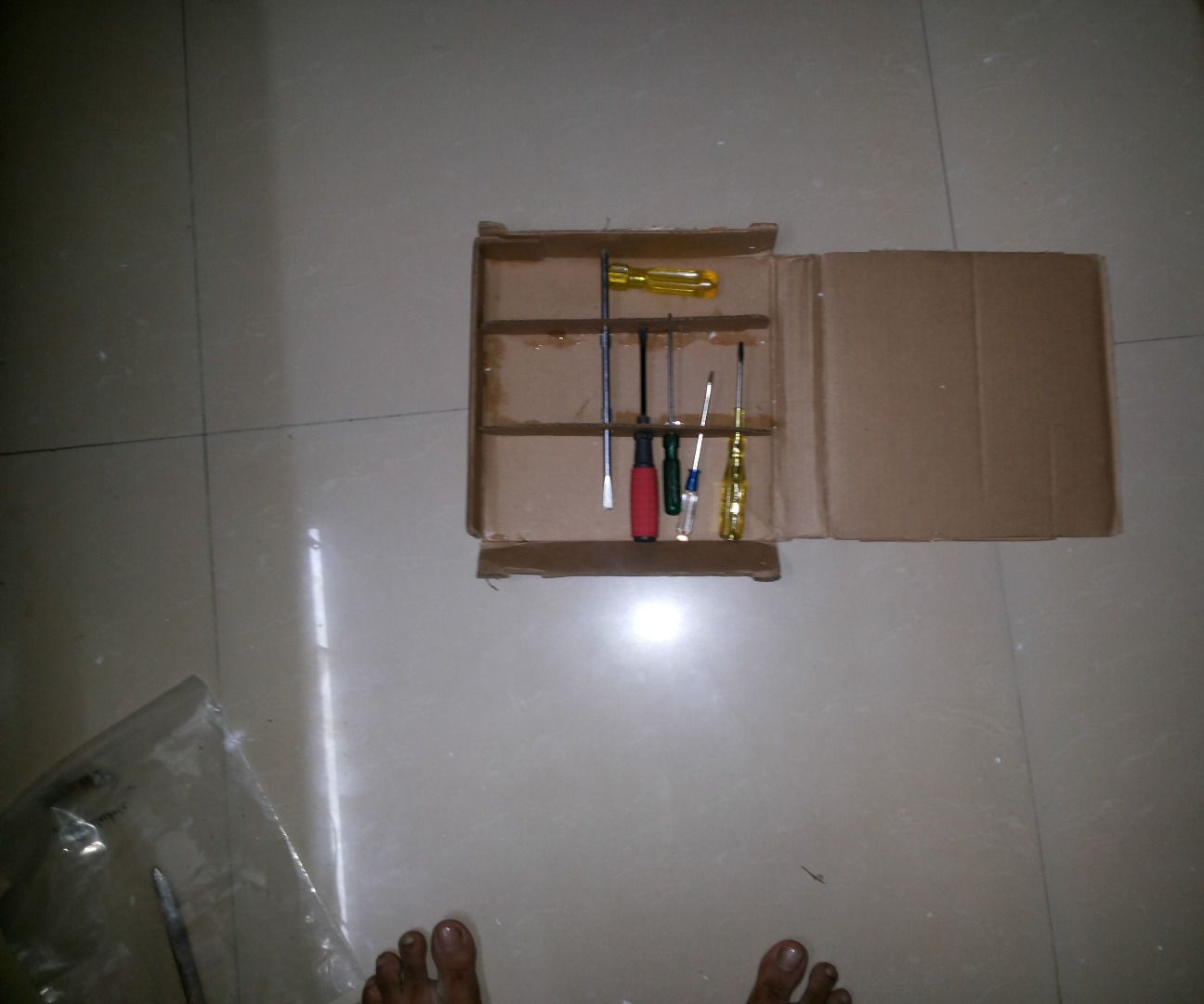Screw Driver Tool Box for DIYers Using Corrugated Box