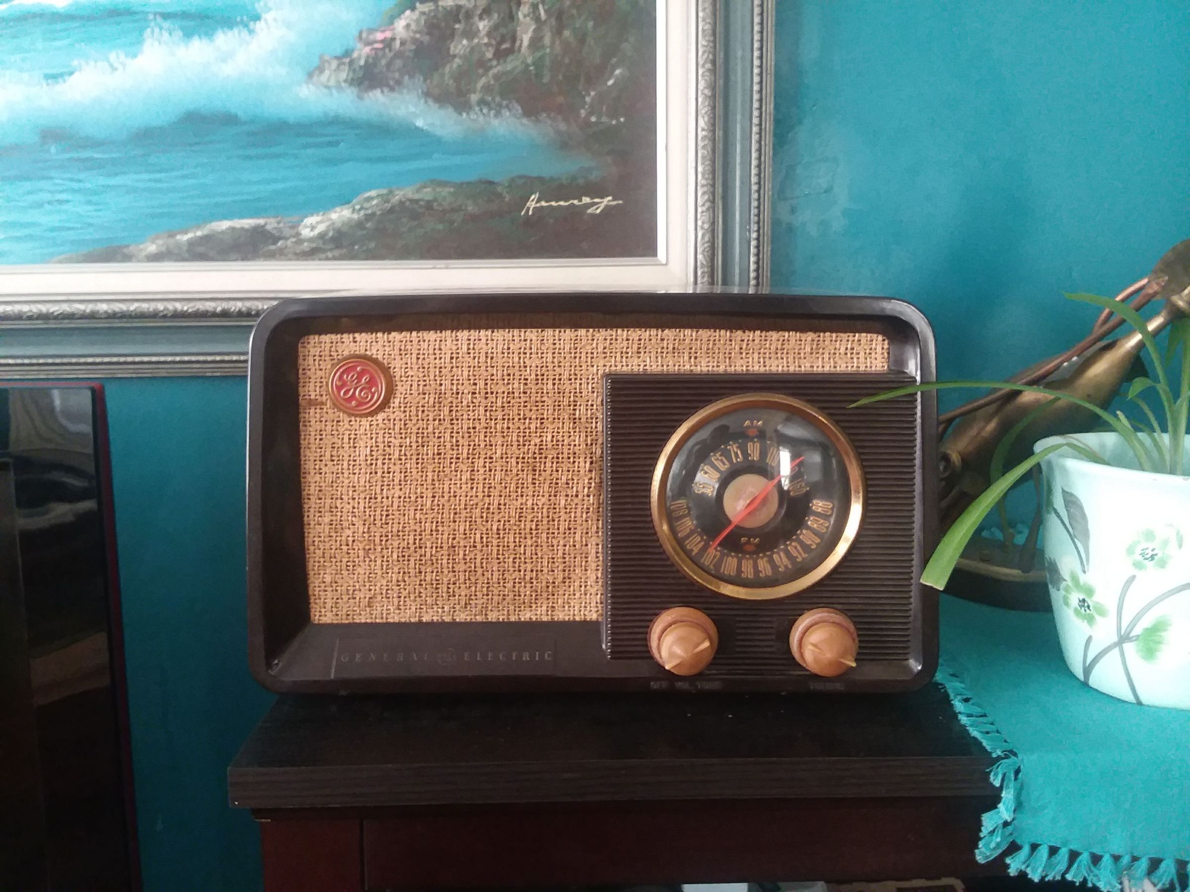 vintage looking radio with bluetooth