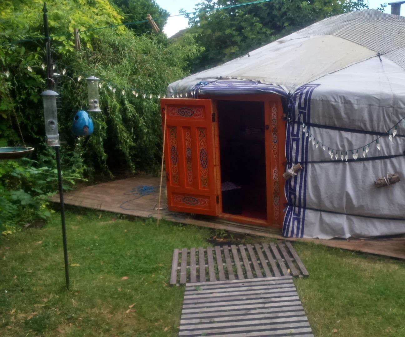 Pallets Provide Perfectly Practical Palatial Platform 