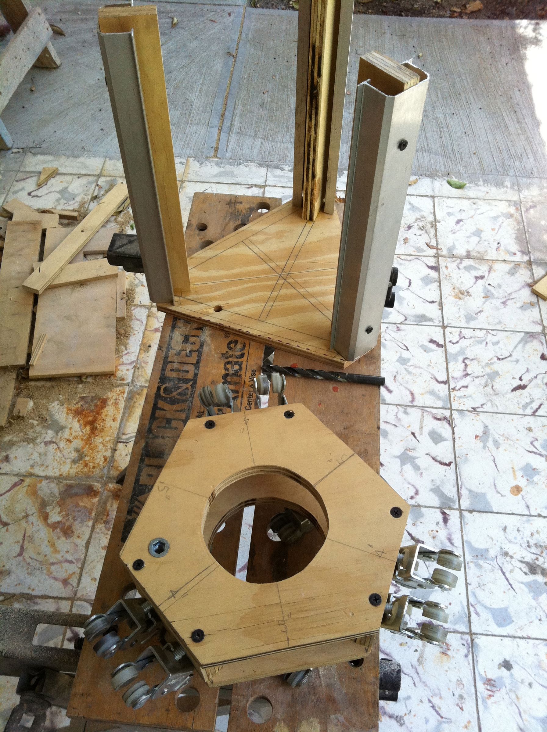 Make a Router Lift Out of Recycled Closet Door Rails. 12 Steps (with