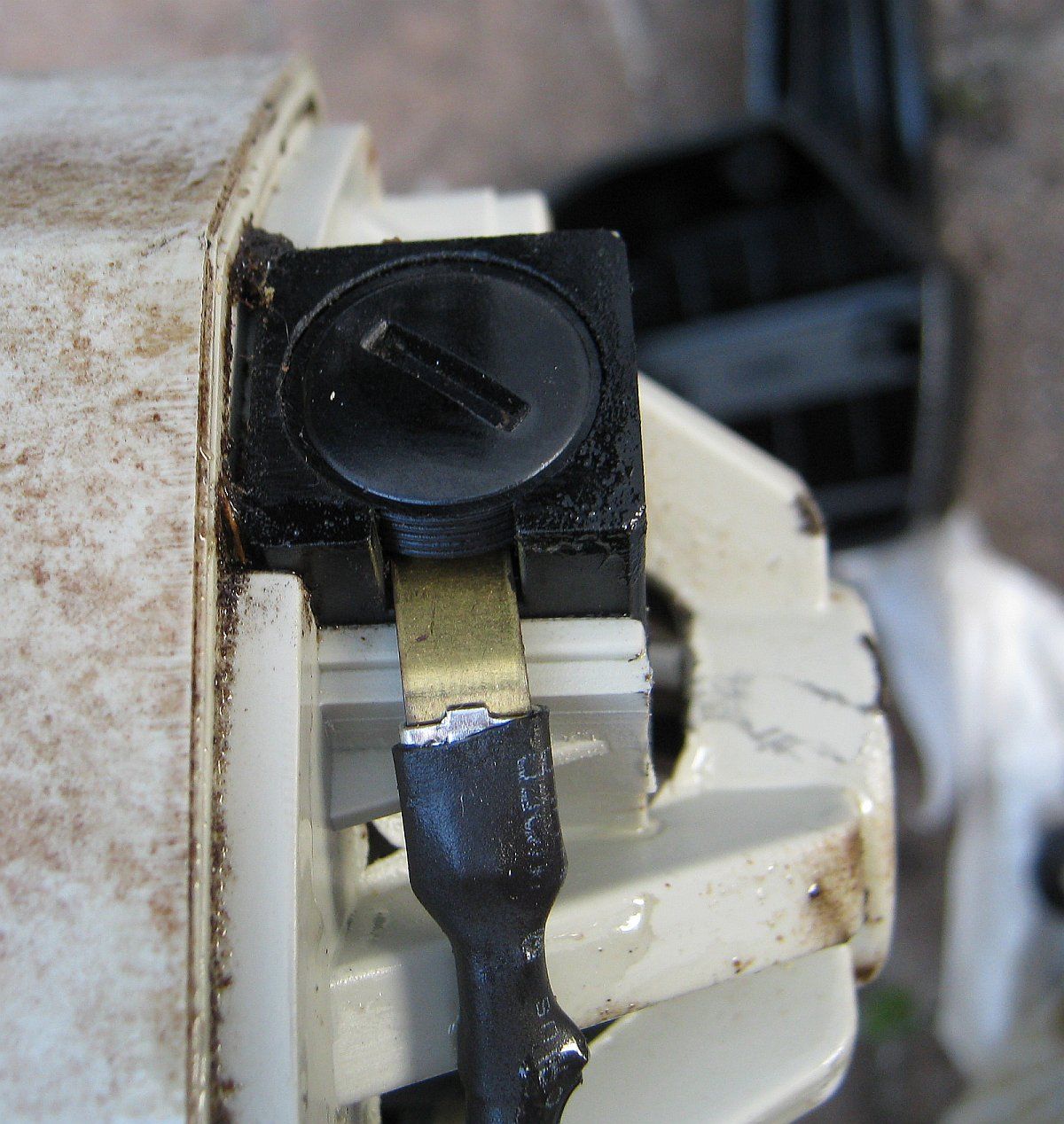 Fix an Electric Chainsaw Dripping Oil 4 Steps Instructables