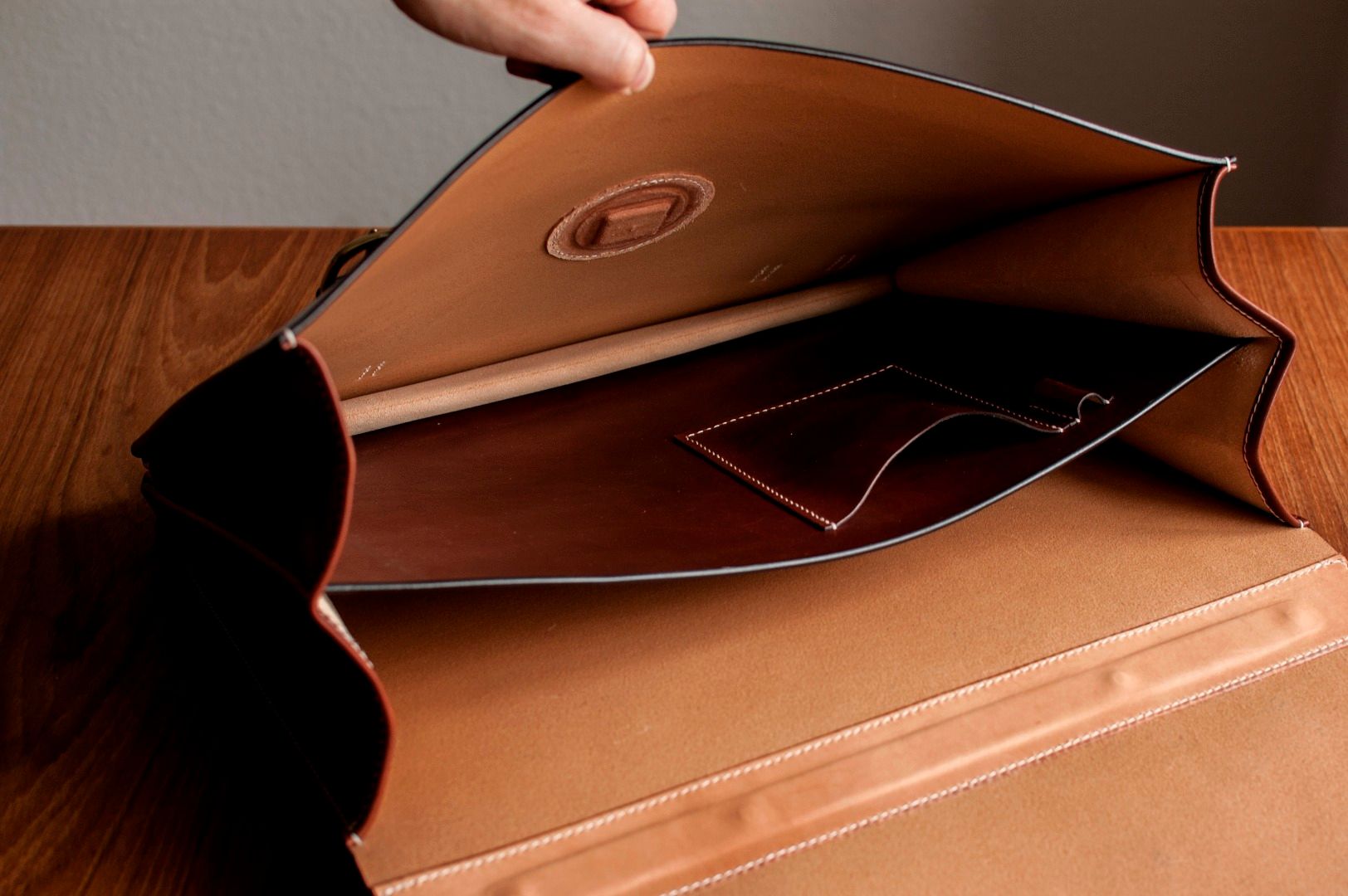 Classic Leather Briefcase With Accordion Gusset 22 Steps (with