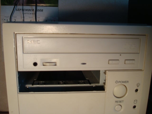 Πώς να ανοίξετε μια μπλοκαρισμένη μονάδα CD/DVD