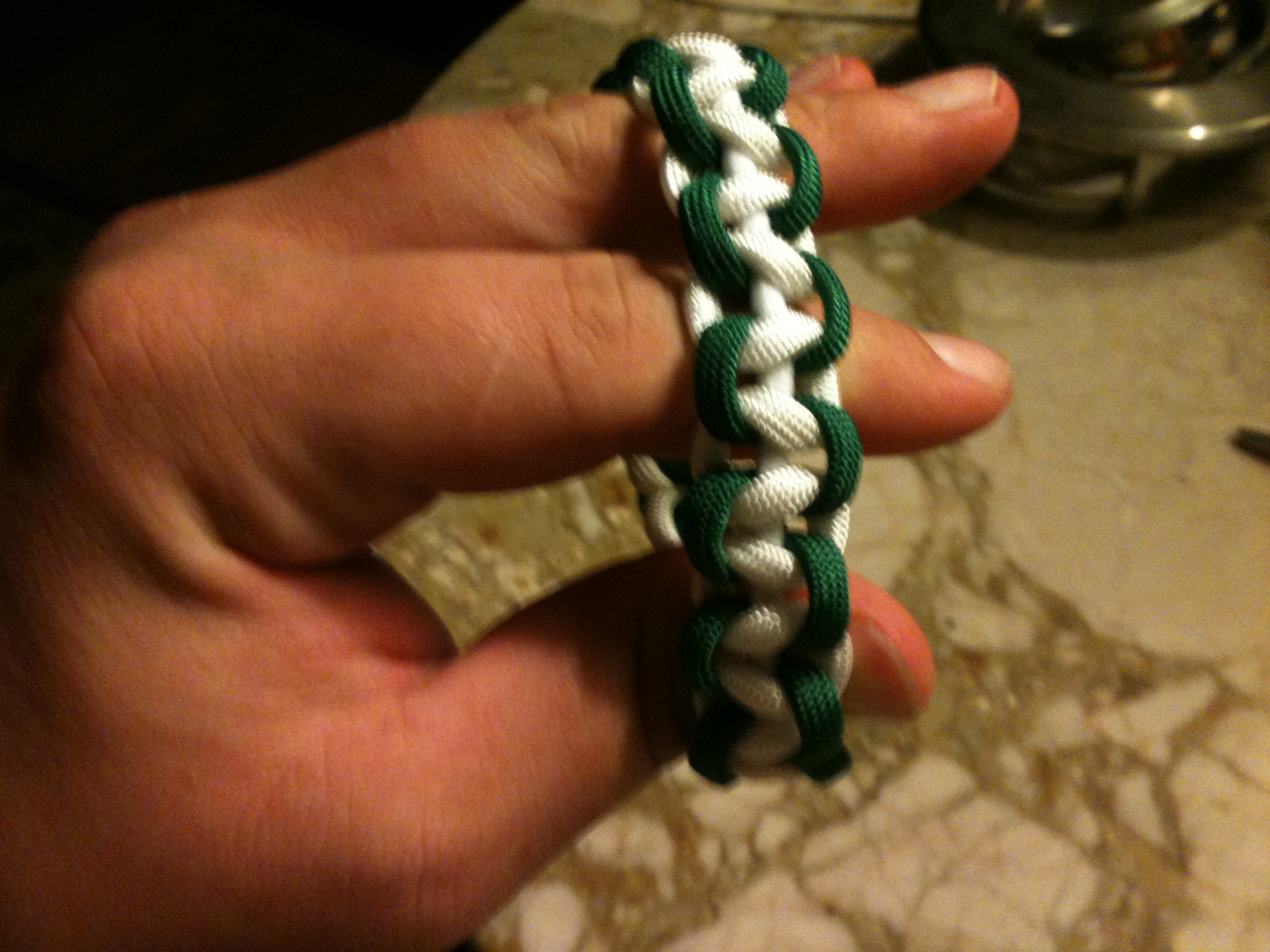 Paracord Bracelet Without Clip or Knot! 5 Steps Instructables