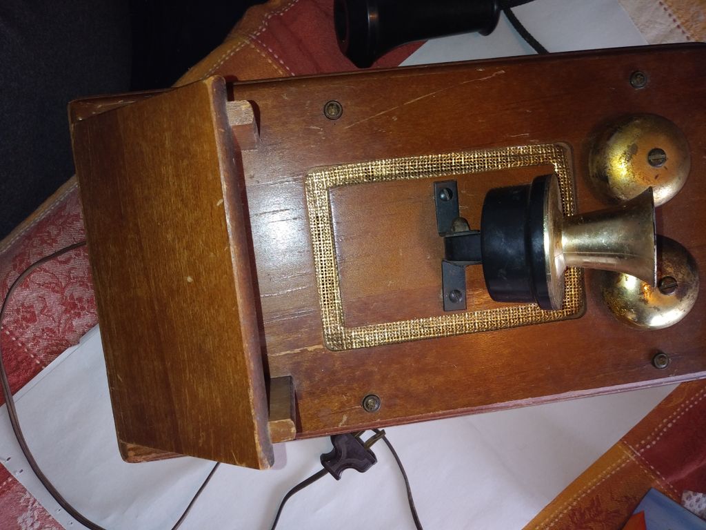 How do oldfashioned handcrank telephones work? Instructables