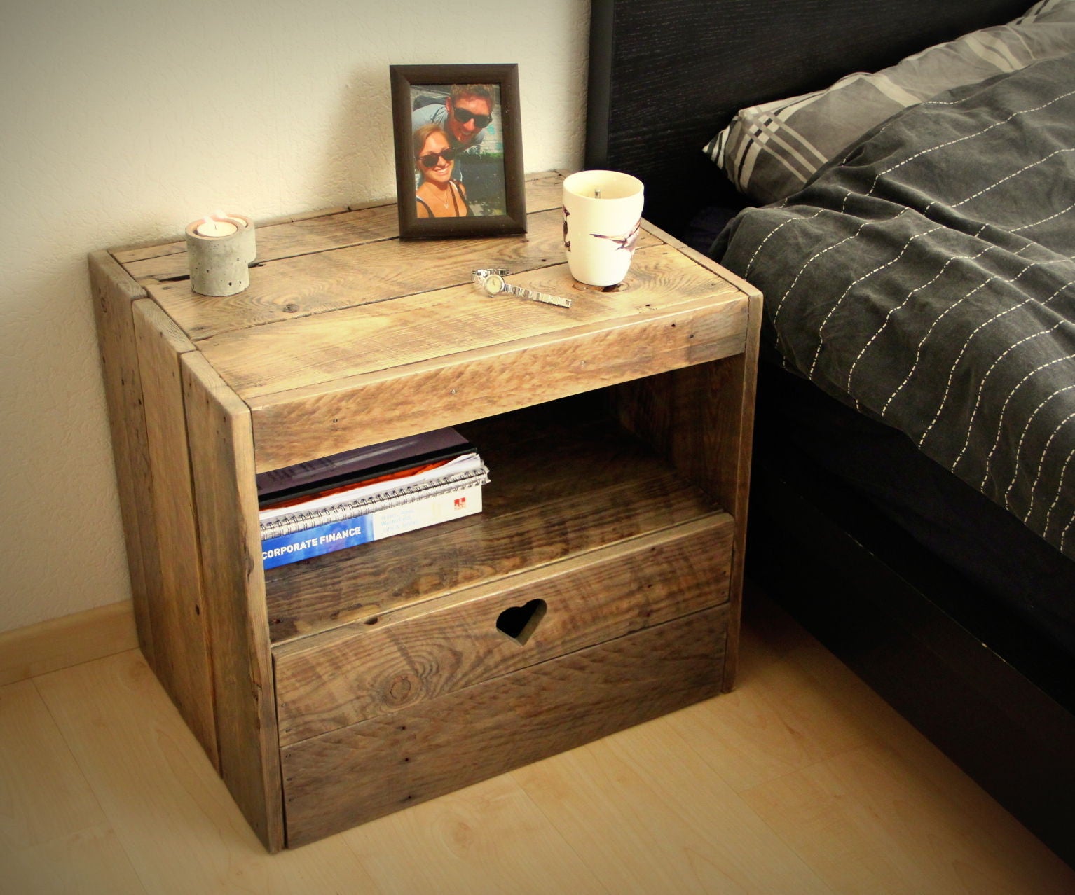 pallet nightstand 13 steps with