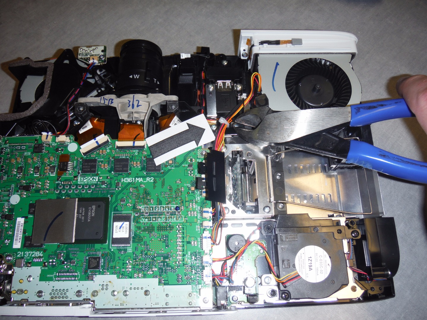 Epson 1770W LCD Projector Overheating? Repair It! 8 Steps (with