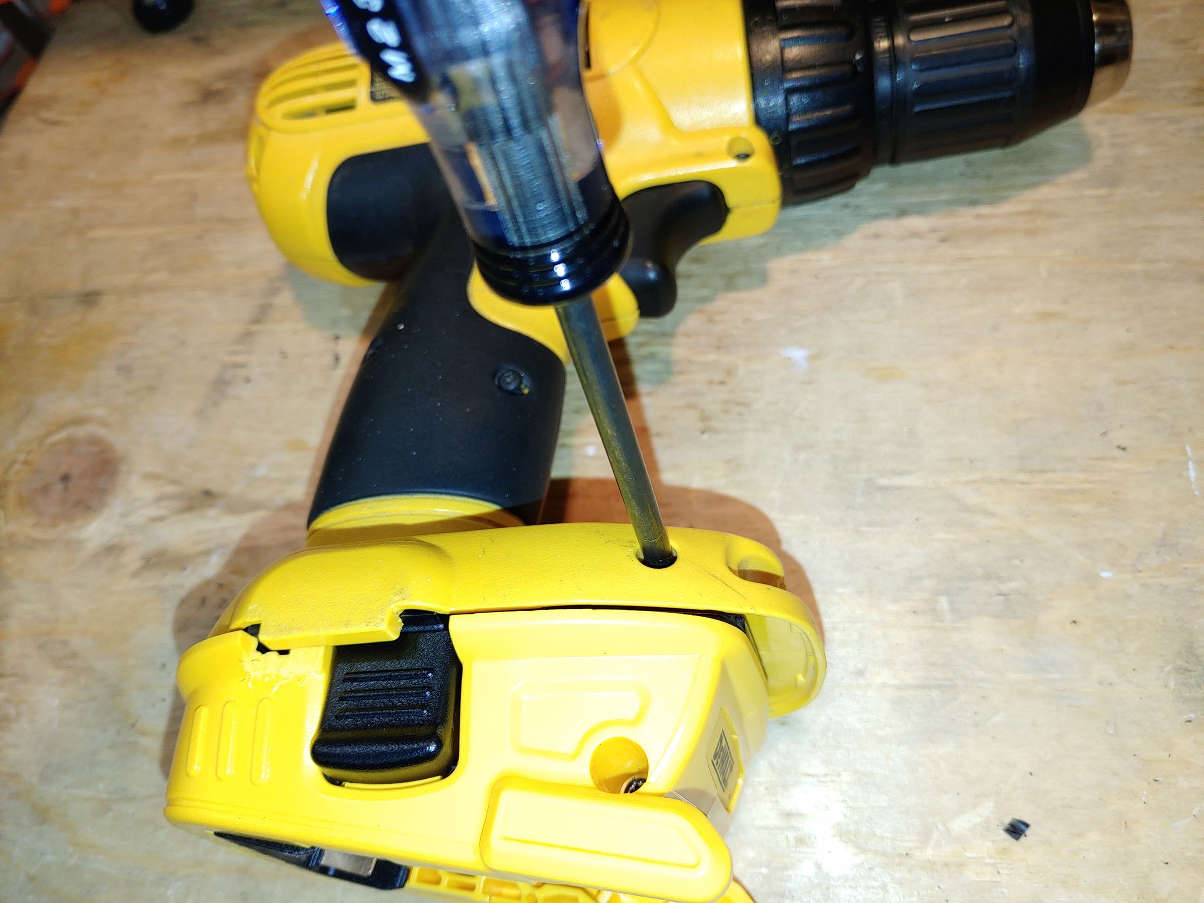 Dewalt 14v Drill With 20v Battery 5 Steps Instructables