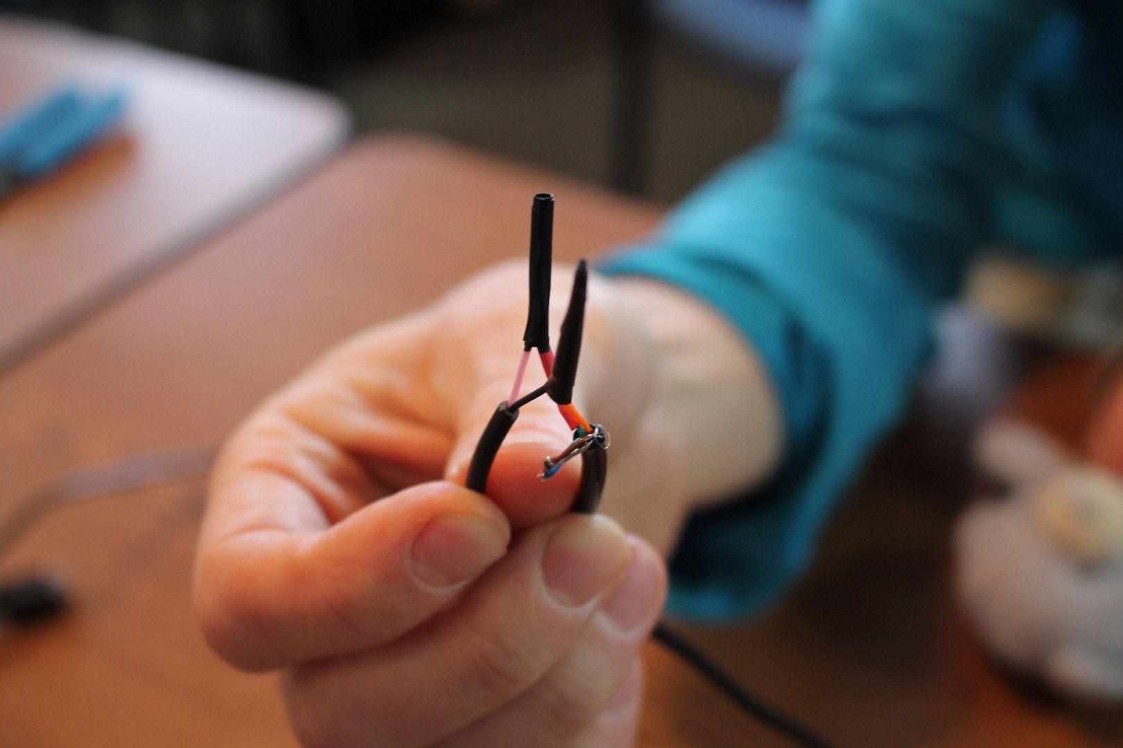 how to tie a charger cord